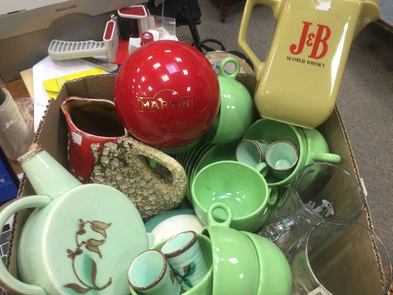 Null 手工艺品：茶具 9个绿色杯碟和一个茶壶，1个20厘米高的陶瓷壶和一个利口酒服务，广告品：1个JB壶，1个马提尼菜单架和2个啤酒杯。