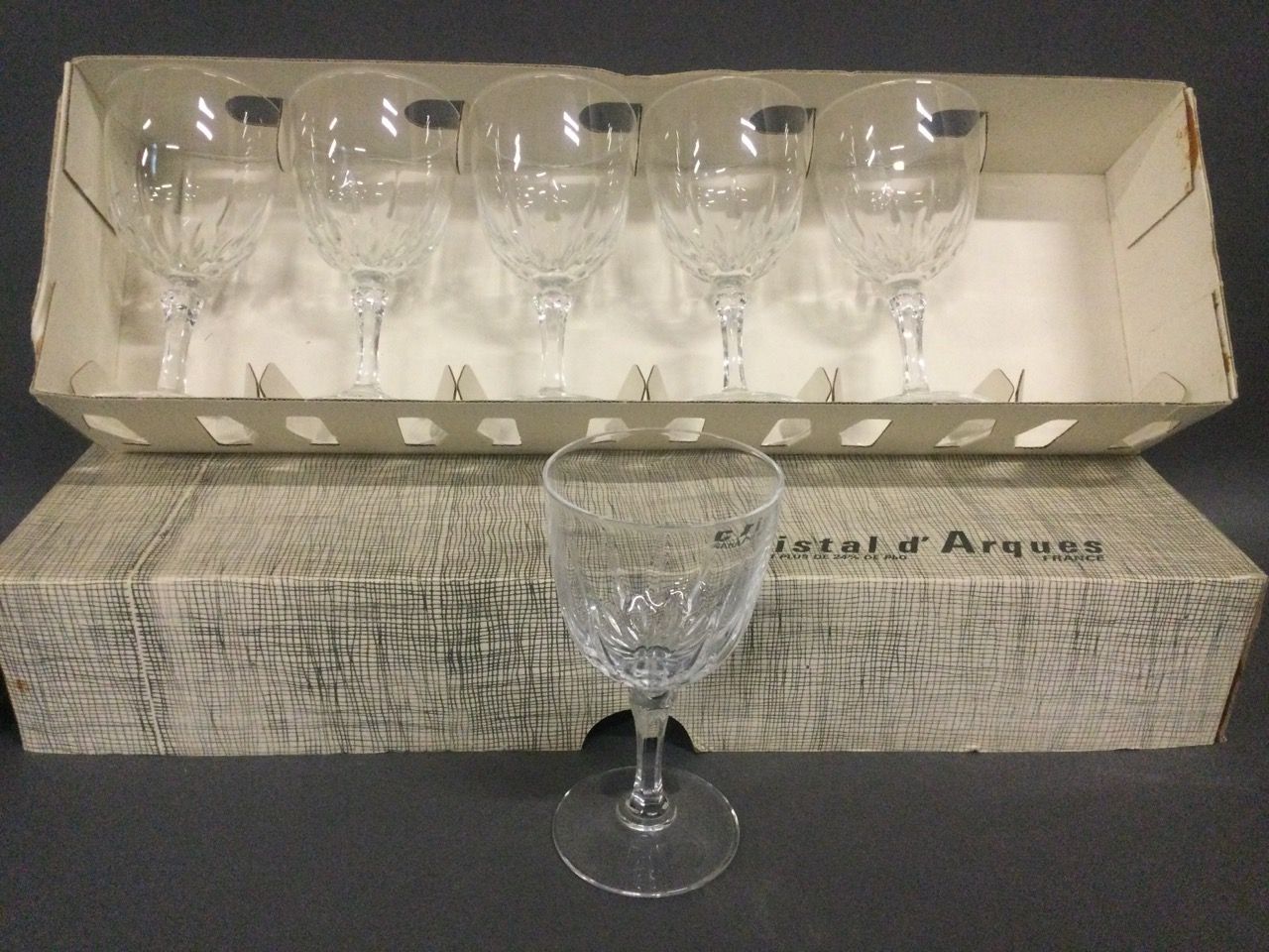 Null CRISTAL D'ARQUES, Service en coffret comprenant 6 verres à vin. H. 13 cm