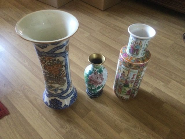 Null Lot de 3 vases à décor japonisant (Un accidenté).