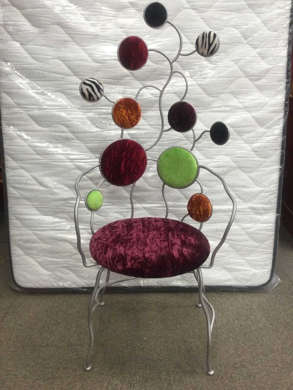 Null 设计扶手椅，金属框架，天鹅绒织物装饰和软垫，高137厘米。
