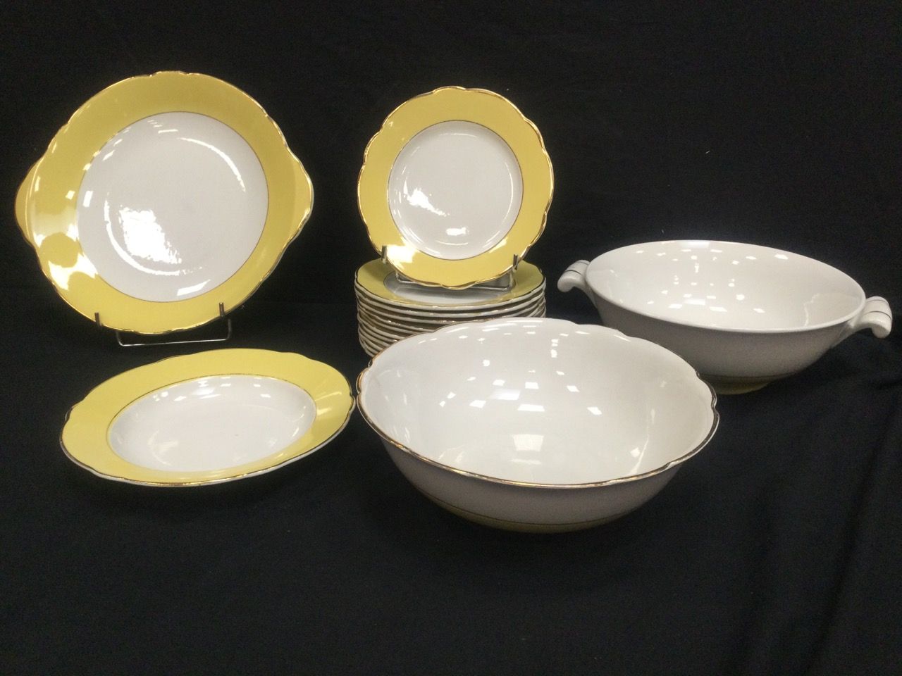 Null LIMOGES，陶器服务套装JONQUILLE模型包括：12个甜点盘，1个汤盘，1个圆形服务盘（薯片），一个沙拉碗，一个蔬菜盘。