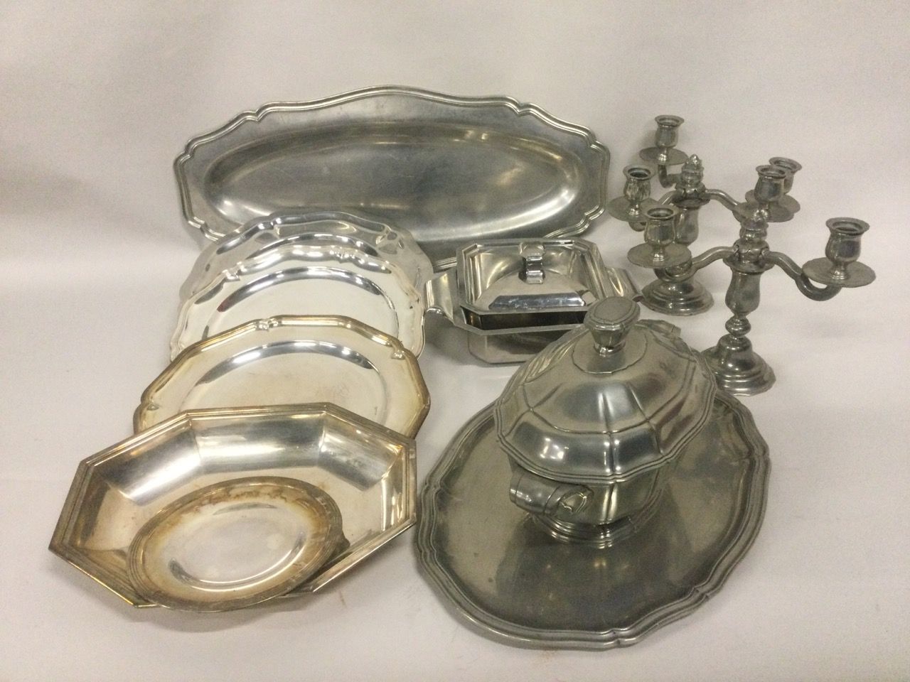 Null 一批银器，锡器和不锈钢金属包括：一对烛台，汤锅，碟子，蔬菜盘。