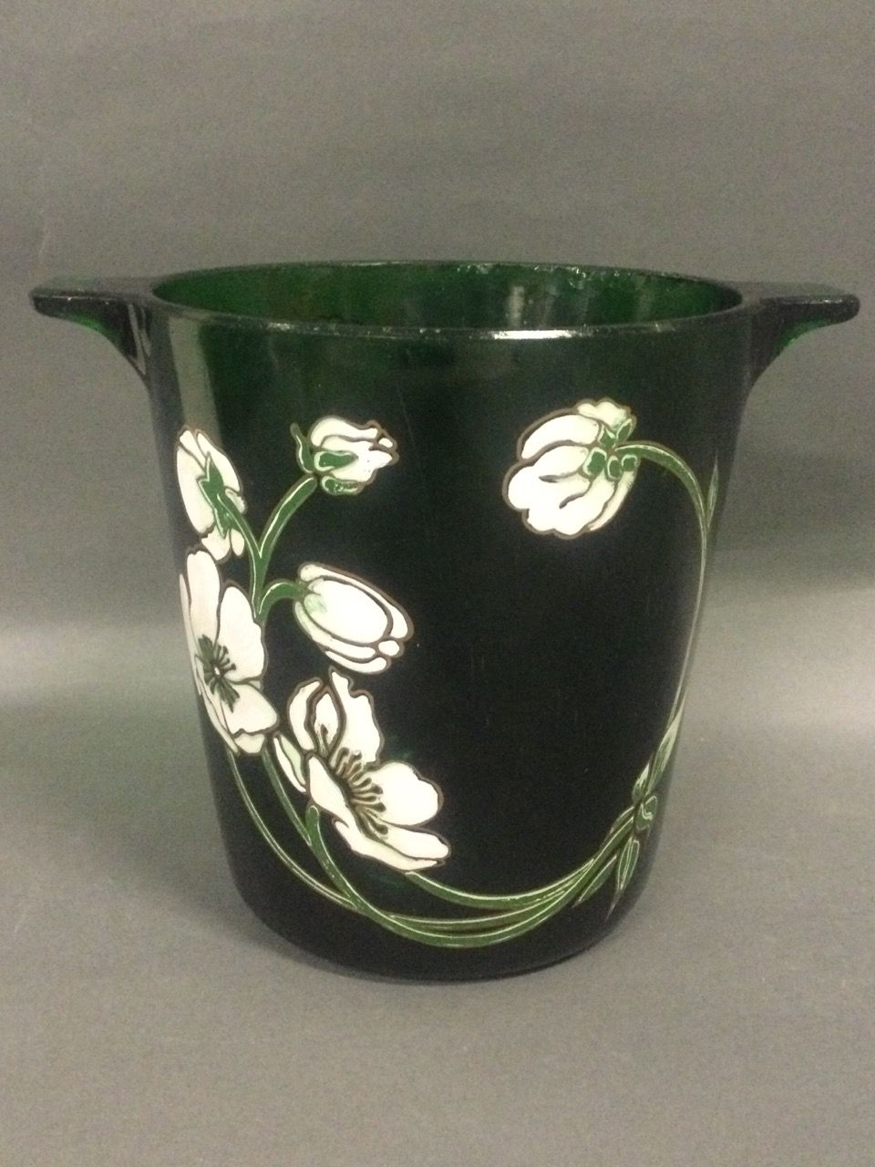 Null 一个玻璃香槟桶，20世纪初，用珐琅彩绘出花朵的新艺术主义装饰，高20厘米（颈部内有使用过的小缺口）。