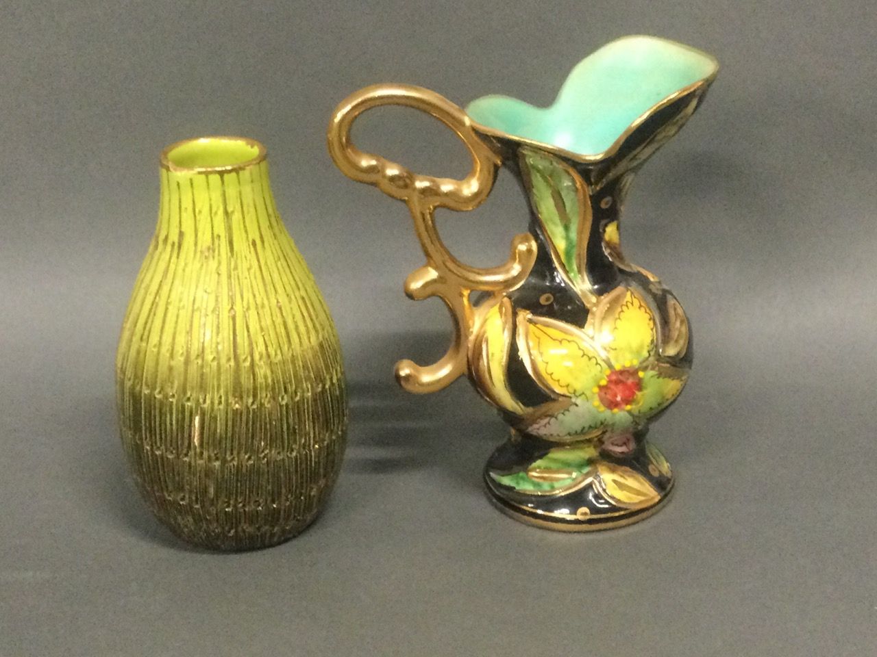 Null Lot de 2 vases en faïence, H. 15 et 17 cm (un petit éclat au col)