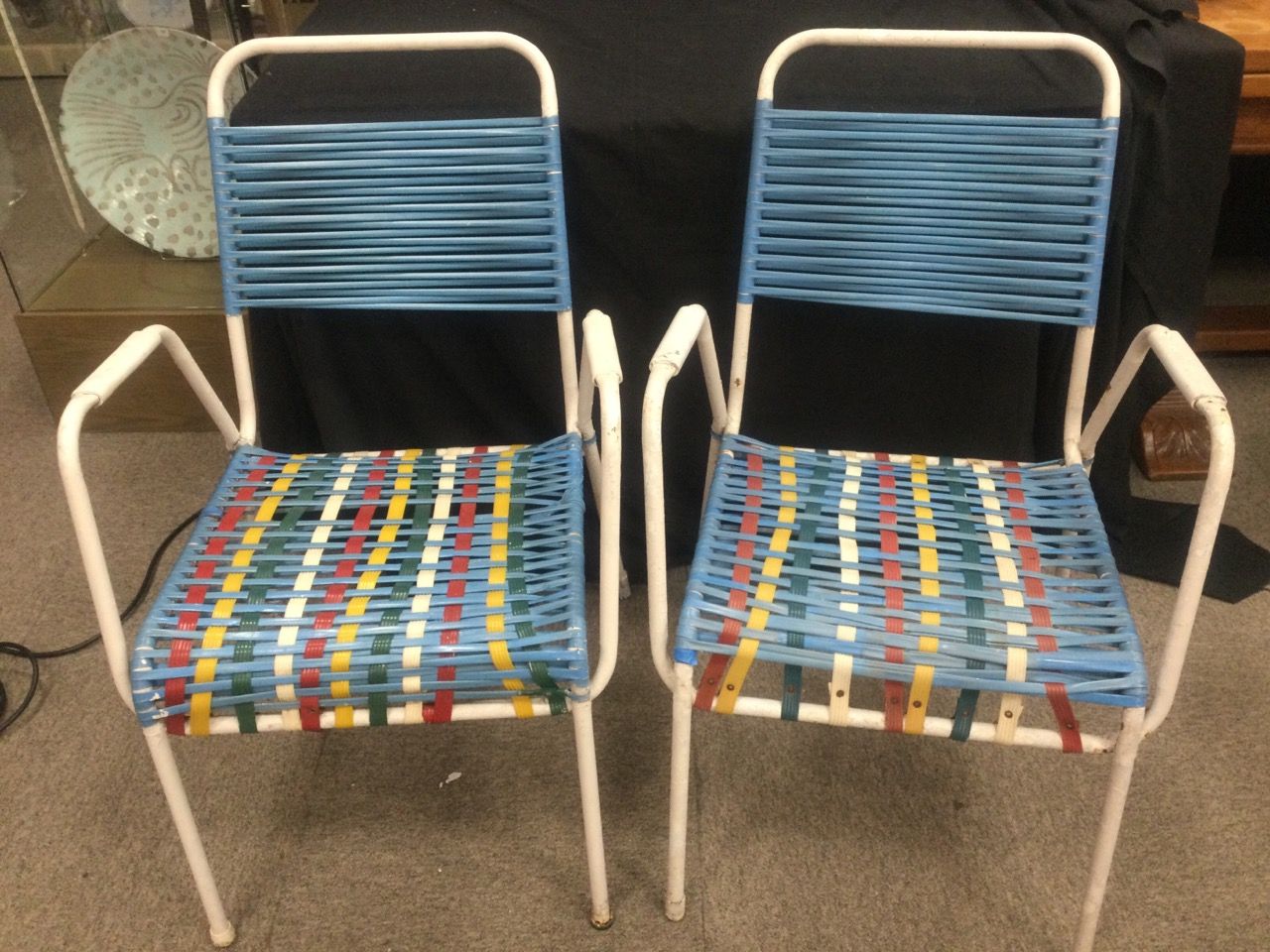 Null 一对70年代的户外 "scoubidou "扶手椅，椅背和座椅采用五彩塑料带。