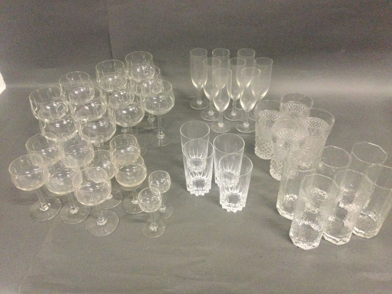 Null set di bicchieri spaiati: flute da champagne, bicchieri da aranciata, bicch&hellip;