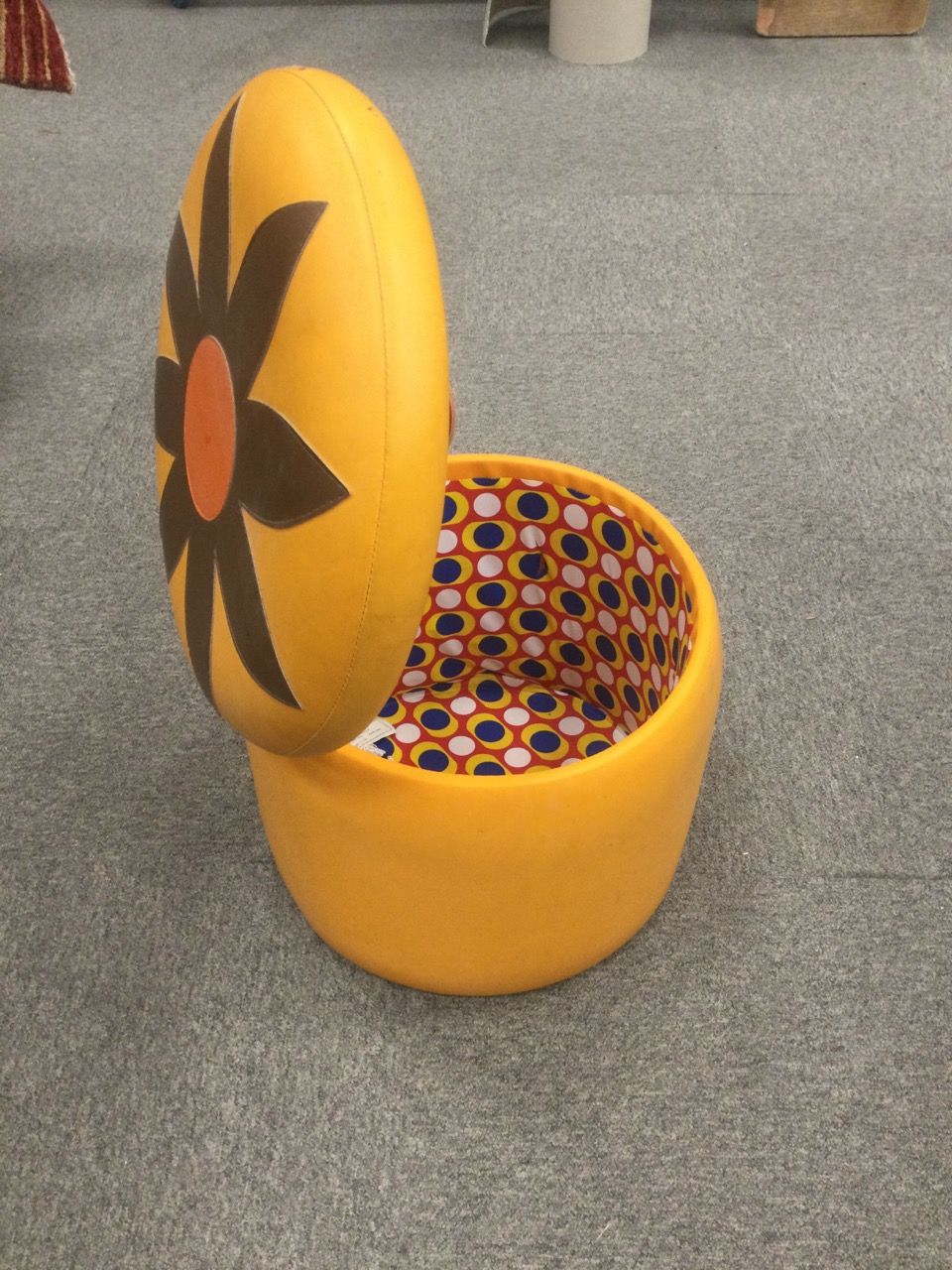 Null POUF 20世纪70年代的橙色和几何装饰，里面是昏暗的35x45厘米（小事故）。