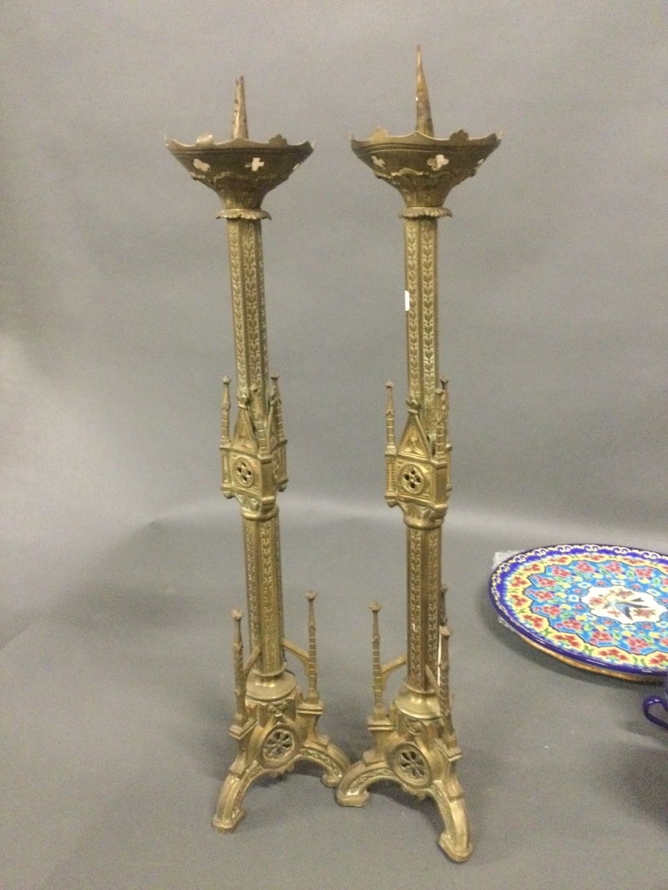 Null Pareja de candelabros de bronce con decoración gótica