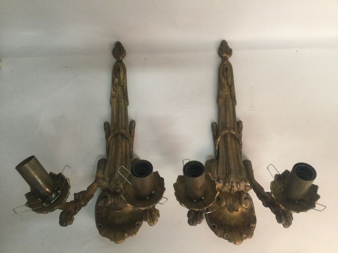 Null Paar Bronze-APPLIKEN mit zwei Lichtarmen, H. 43 cm.