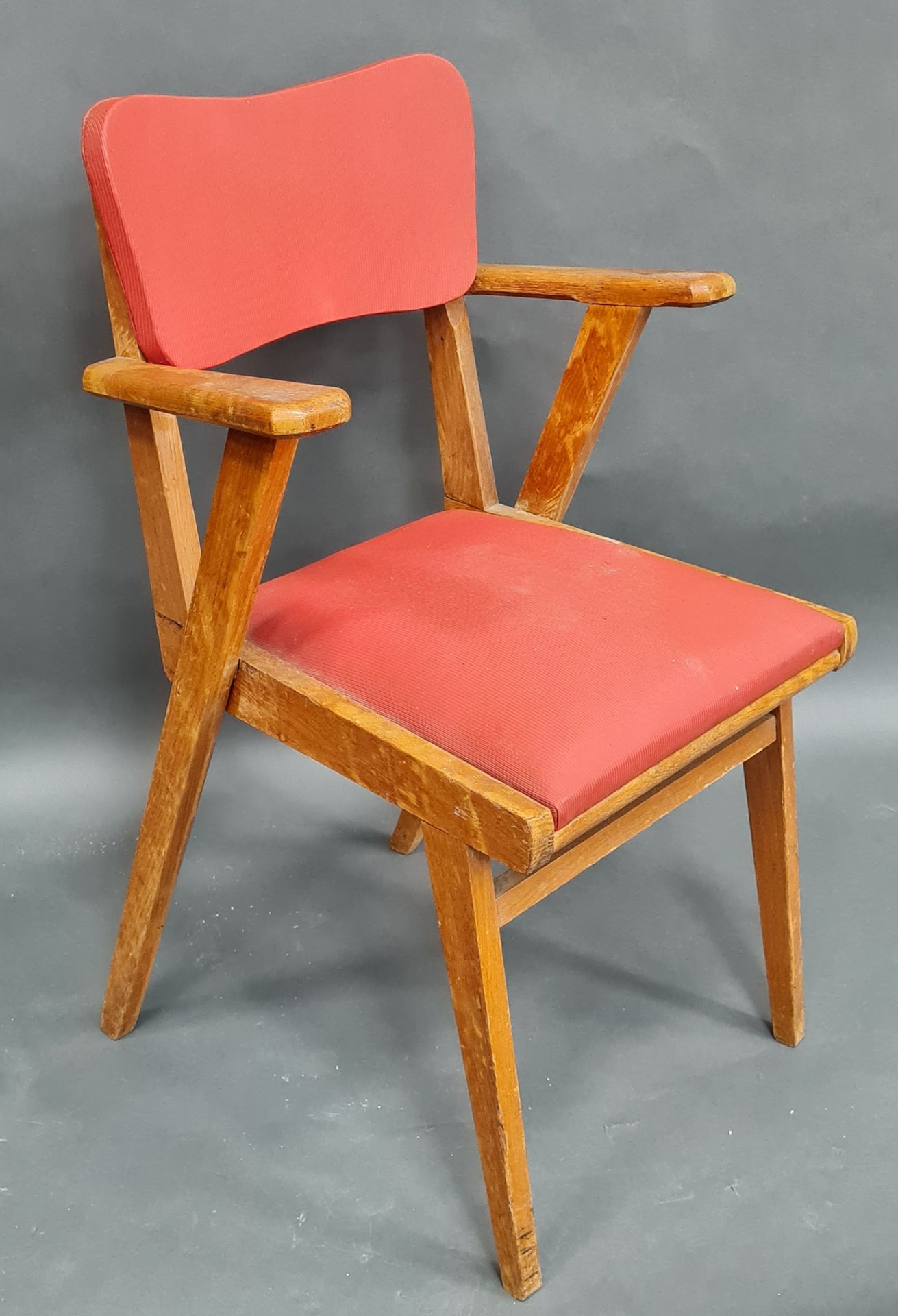 Null 20世纪50年代的桥式扶手椅，木质框架，座椅和靠背为红色人造革。