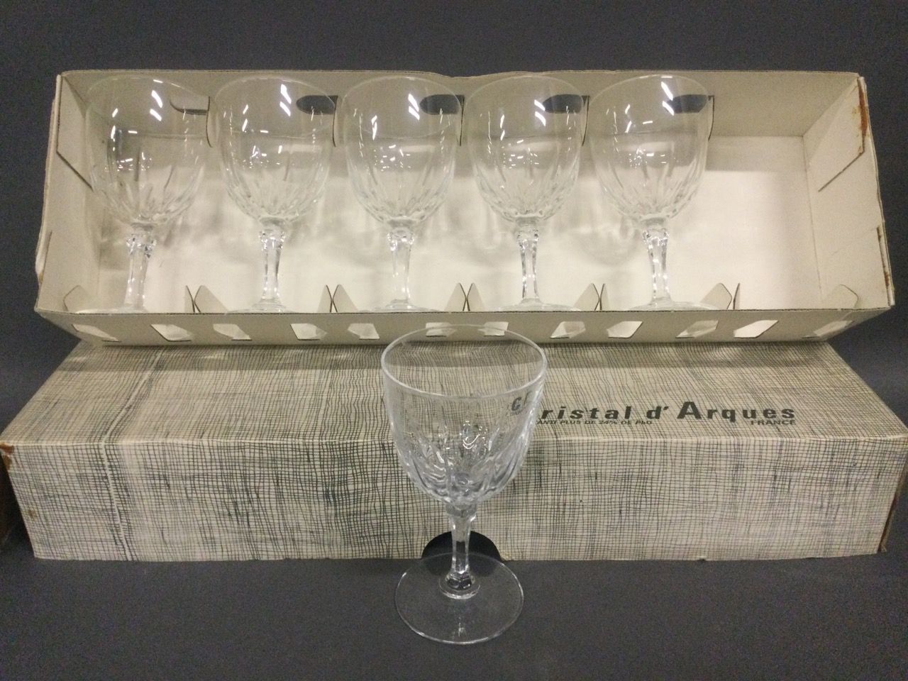 Null CRISTAL D'ARQUES, Service en coffret comprenant 6 verres à vin. H. 13 cm