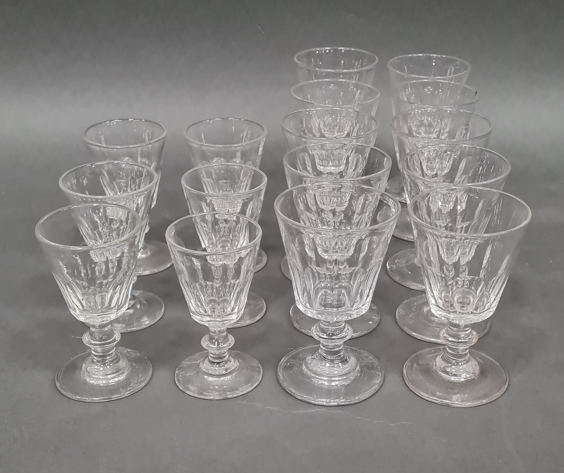 Null 一套16只古董水晶杯，风格为Harcourt de Baccarat模式，其中8只高11厘米（颈部有1个小缺口），8只高10厘米（杯口有1个小缺口）。
