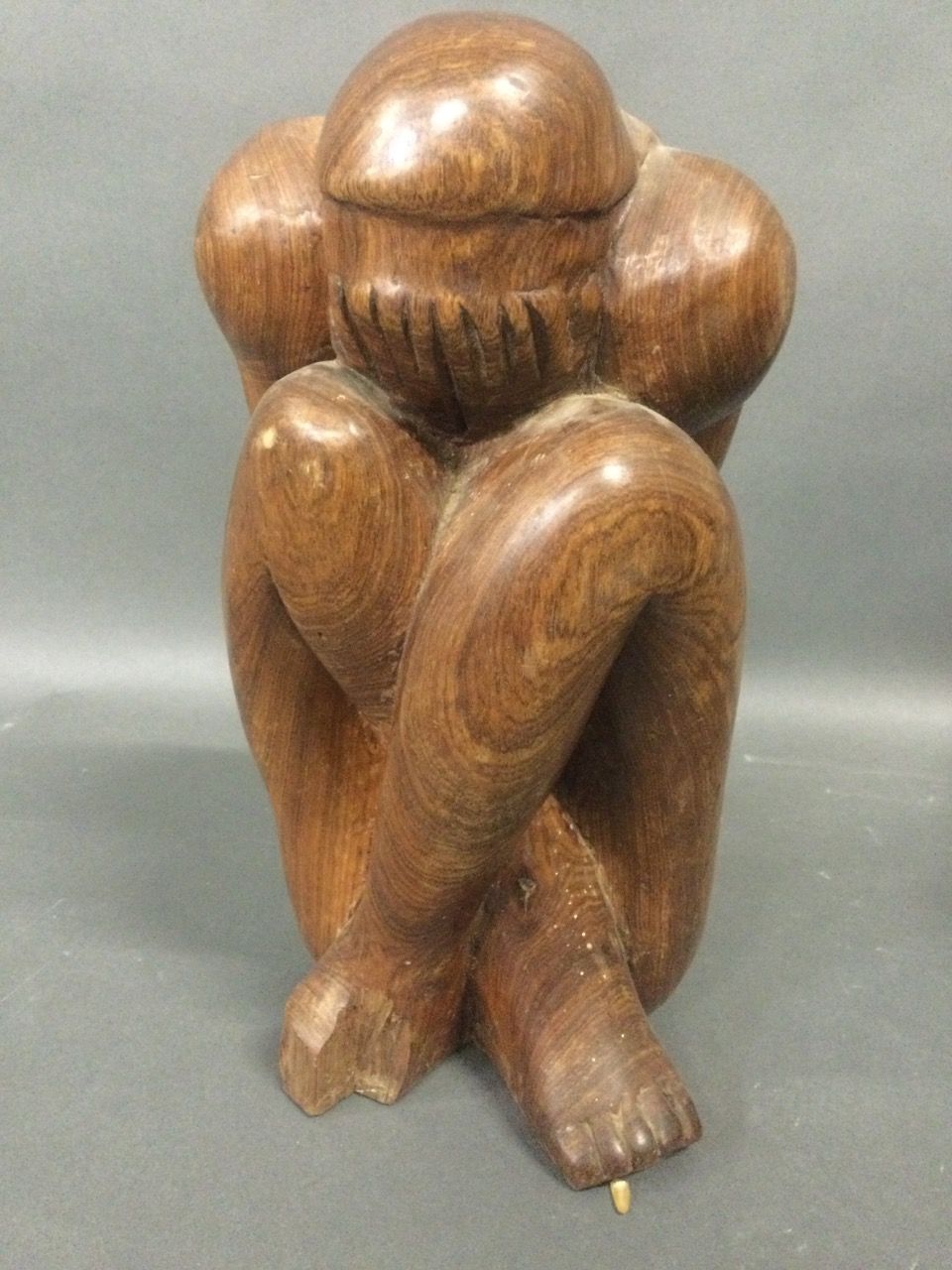 Null Sculpture en bois exotique figurant un personnage assis, jambes croisées et&hellip;