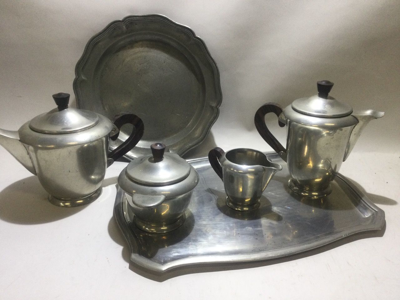 Null 马耳他，锡器服务，艺术装饰时期，包括一个托盘，一个咖啡壶，一个茶壶，一个牛奶壶和一个糖碗。附有一个19世纪的锡制托盘。