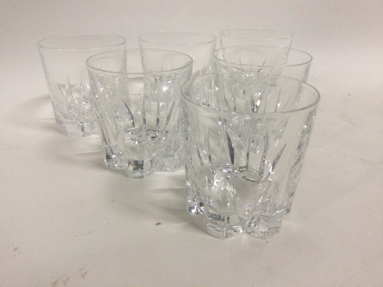 Null Set aus 6 Whiskygläsern aus geschliffenem Glas (eines davon gesprungen)
