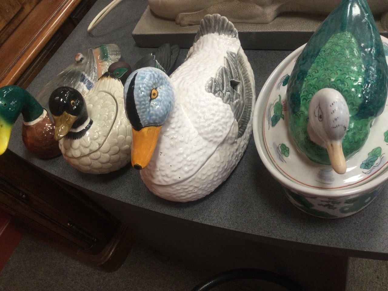 Null Lot von Keramiken, die Enten darstellen