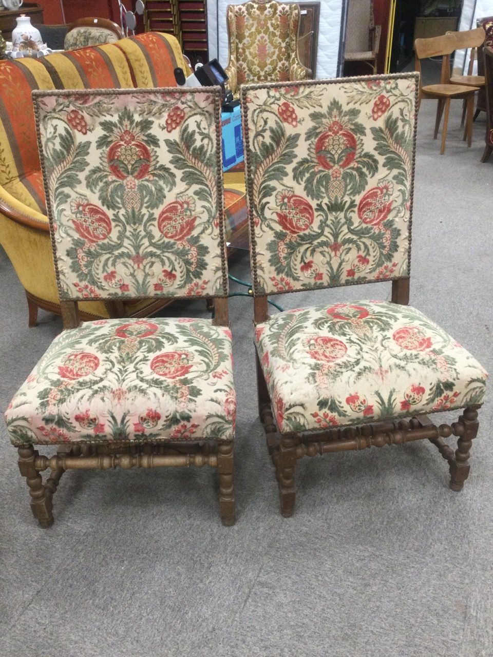 Null Paire de chaise de style Louis XIII à garniture de tissu à motifs de végéta&hellip;