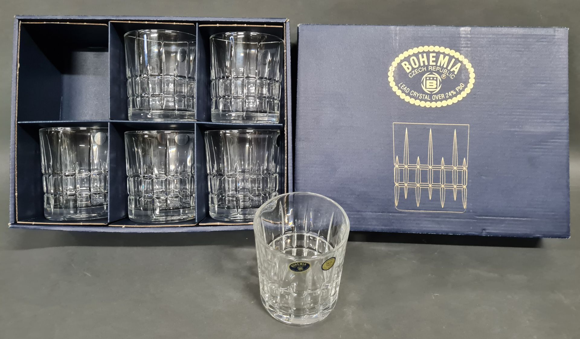Null Service de 6 VERRES à whisky en cristal de bohème, H. 9,5 cm, dans son coff&hellip;