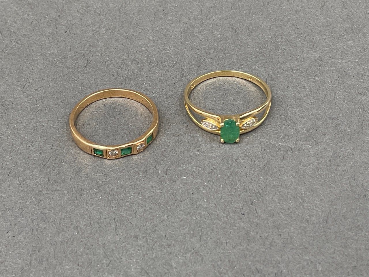 Null 一组18K黄金750/°的戒指，镶嵌小祖母绿和明亮式切割钻石，TDD：52，毛重：3.75克。小事故（待查）