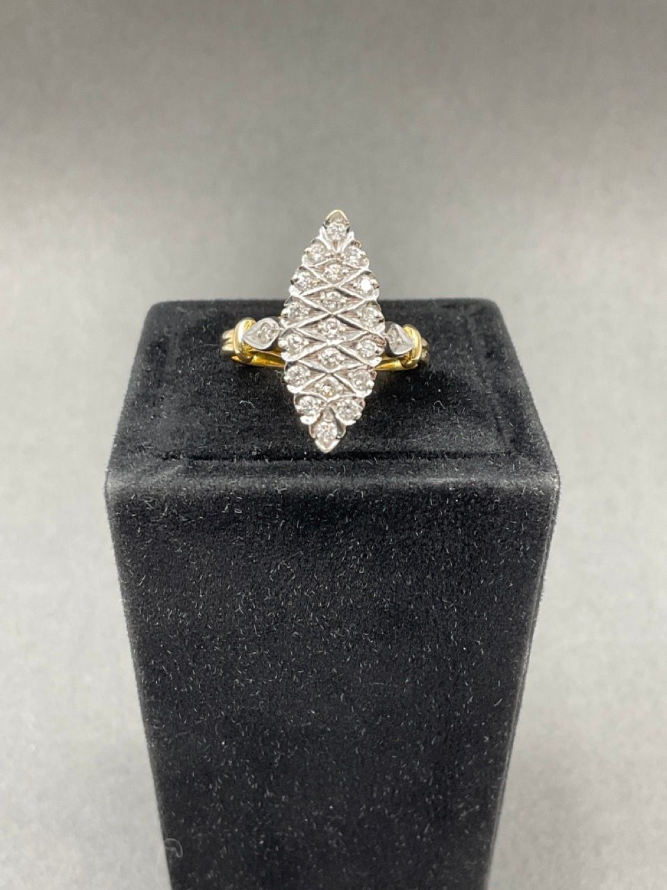 Null Navette-RING aus 18 Karat 750/°° Zwei-Ton-Gold mit Diamanten im Brillantsch&hellip;