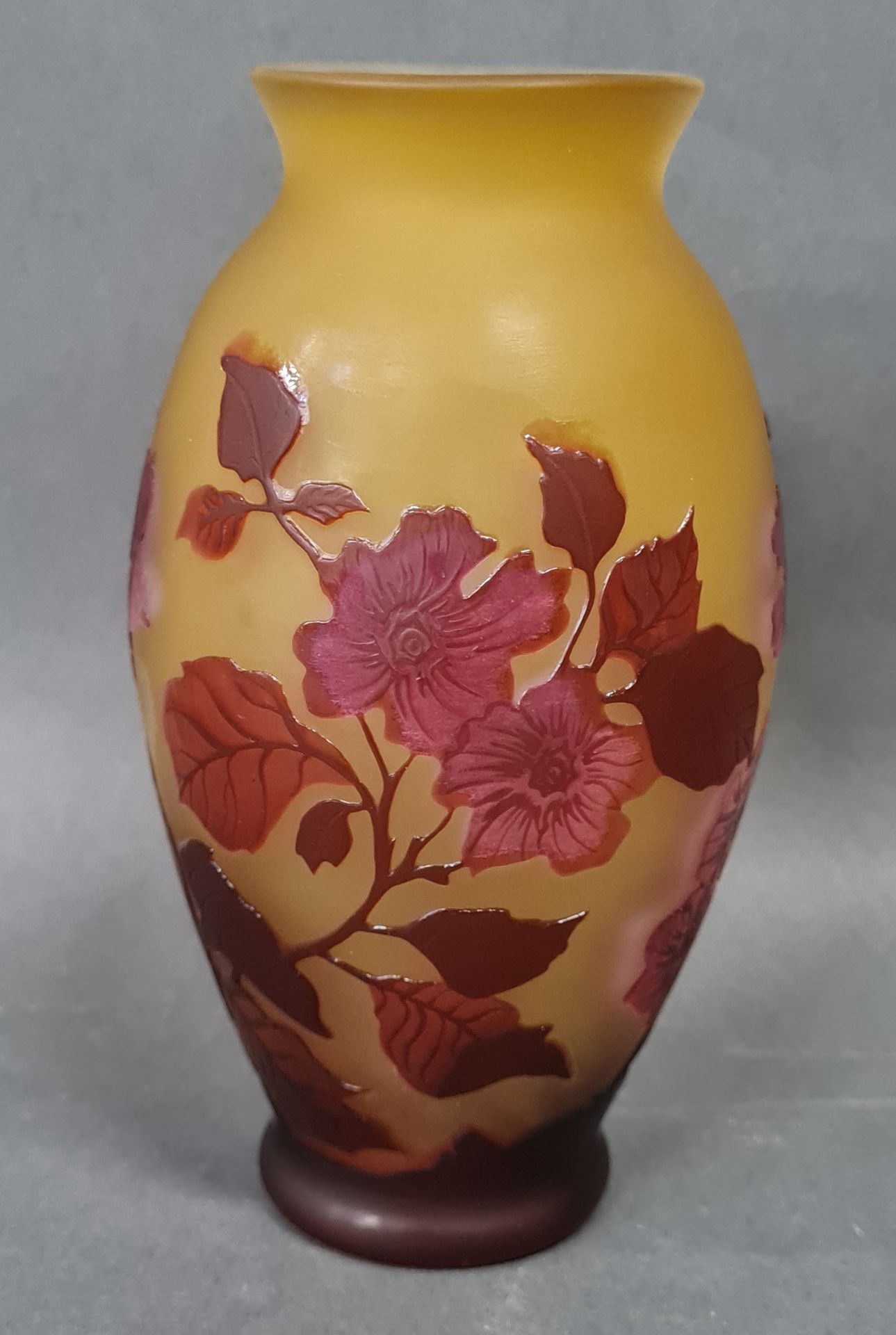 Null GALLE, 多层玻璃花瓶，赭石色背景，酸蚀处理，显示出花的组成，已签名，高13,5厘米。