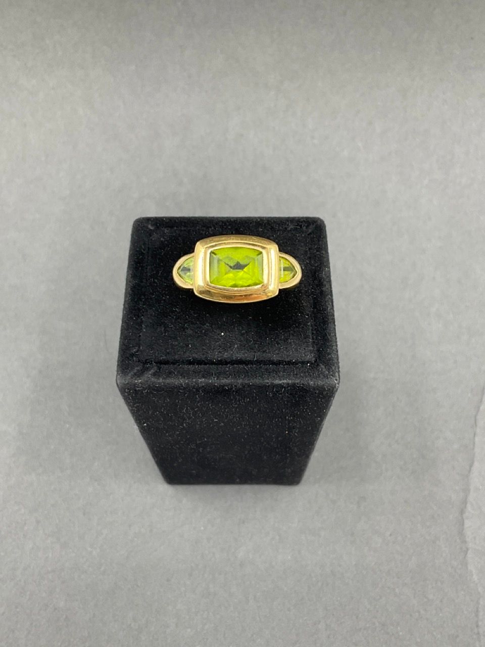 Null 18K黄金戒指，750/°°，镶嵌三颗花式切割橄榄石（已磨损），印有猫头鹰标志，TDD：53，毛重：8.83克