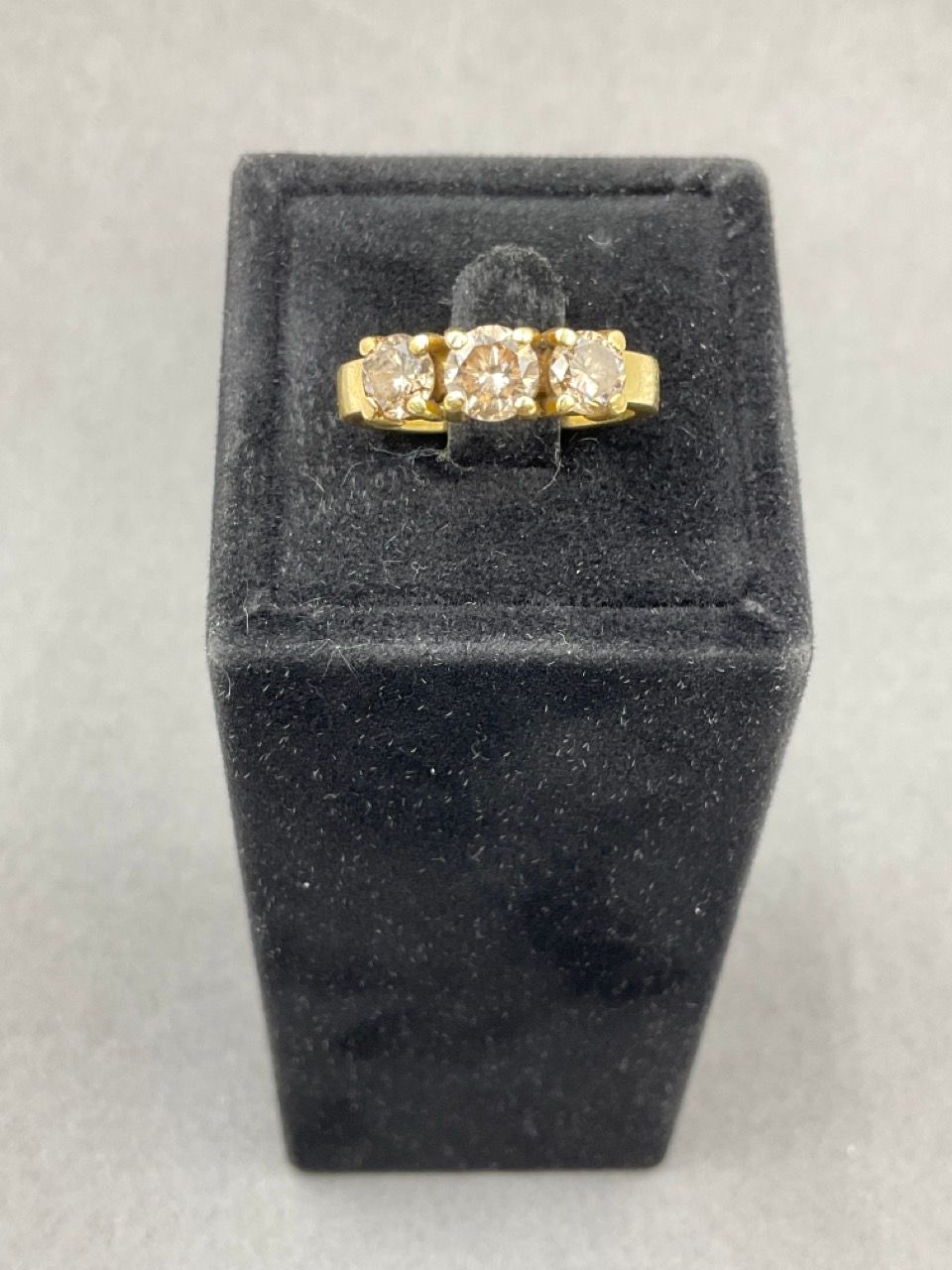 Null RING in 18K yellow gold 750/°° set with 3 brilliant-cut diamonds calibratin&hellip;