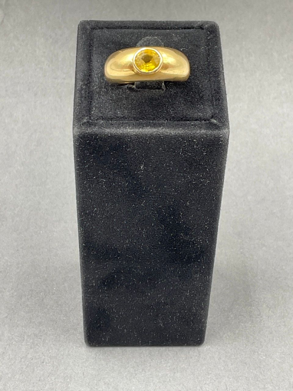 Null 18K黄金戒指，750/°°，镶嵌一颗椭圆形黄色蓝宝石（宝石可能经过处理），鹰头标志，TDD 54，重量：8.24g