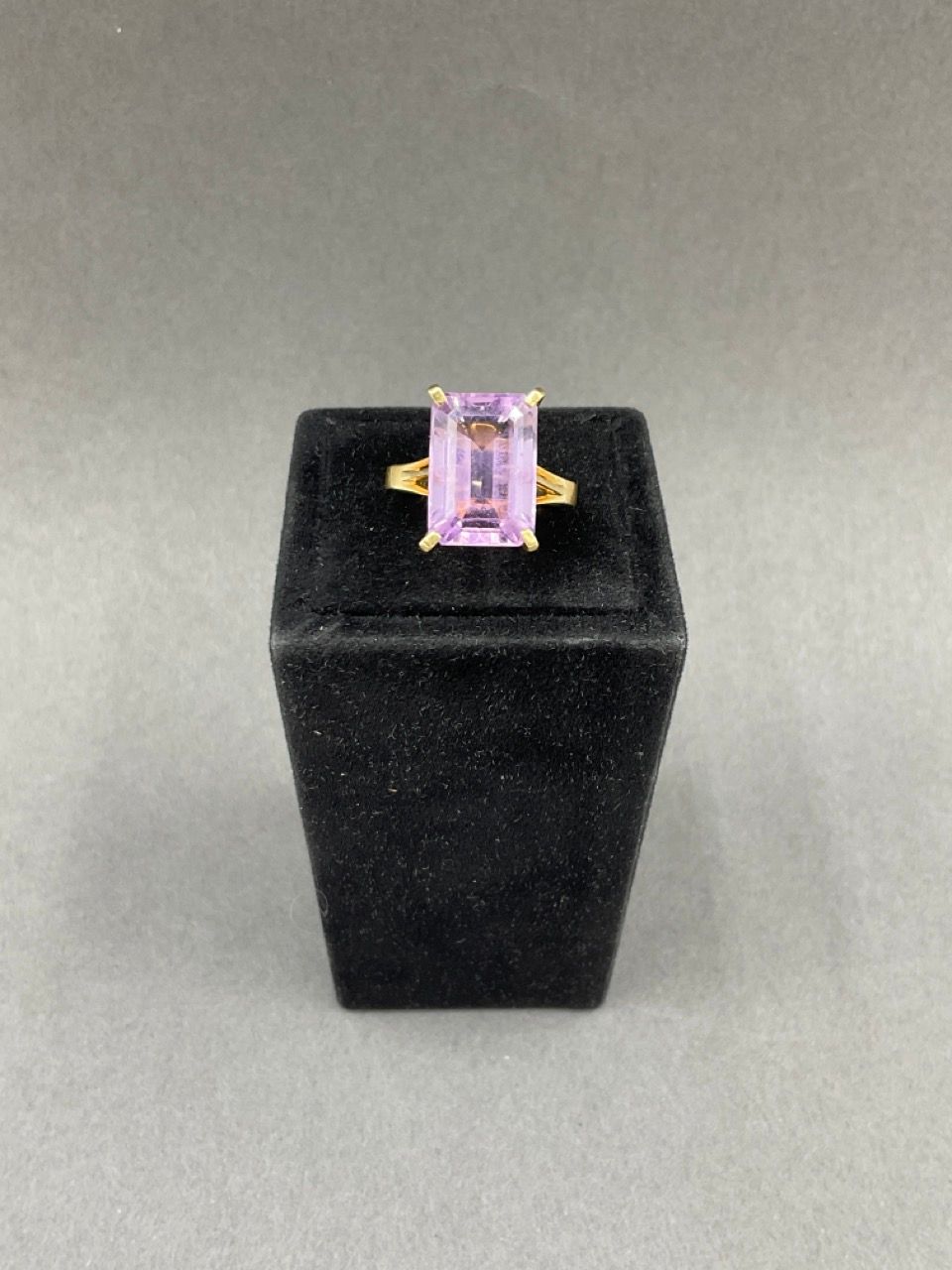 Null 18K黄金戒指，镶嵌长方形切割紫水晶，重约6.50克拉，鹰头标志，TDD：54，毛重：5.15克