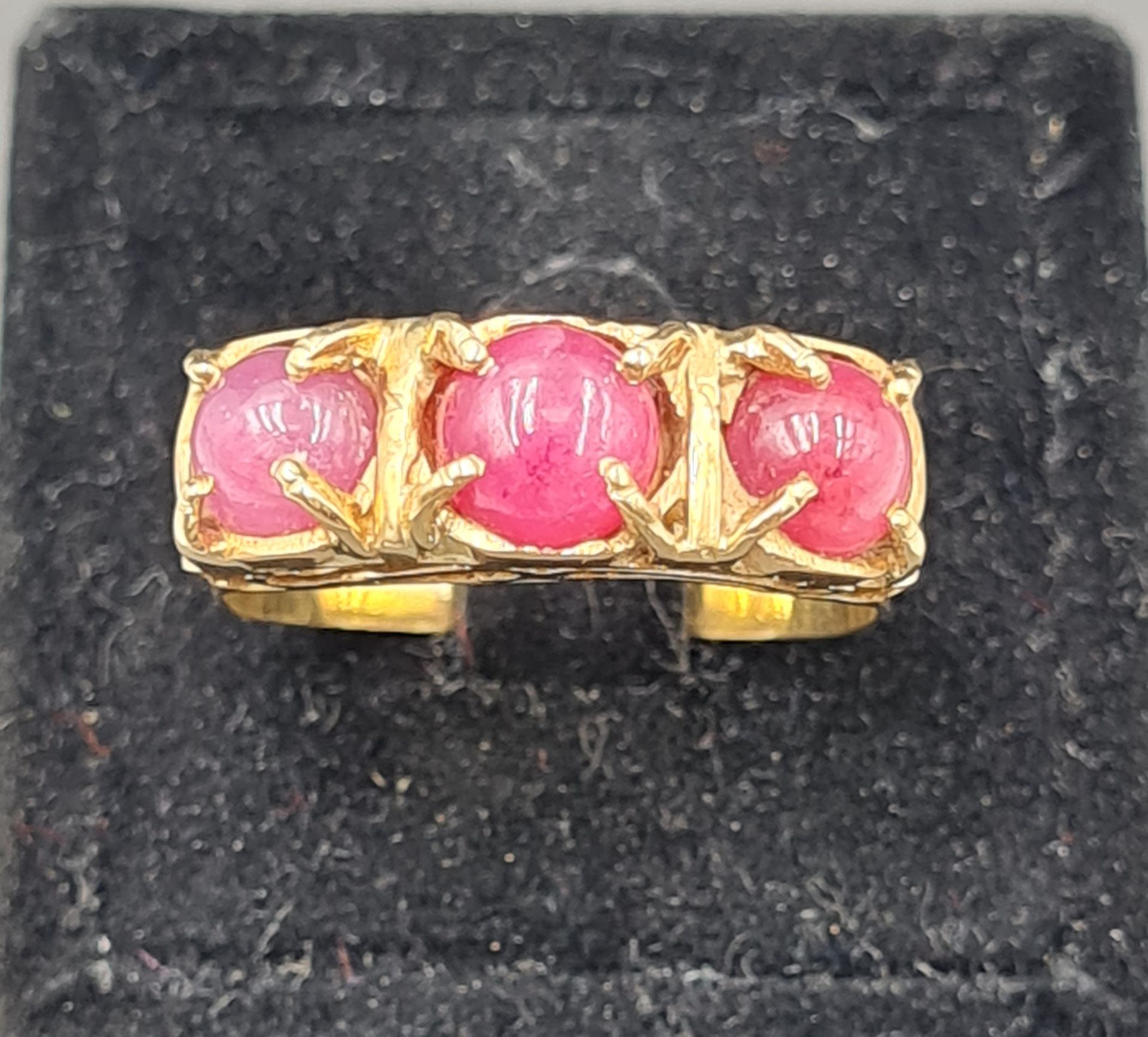 Null 18K黄金750/°戒指，镶嵌3颗凸圆形红宝石（经过处理的宝石，不透明），印有猫头鹰的标志，重量：6.01克。TDD 62.