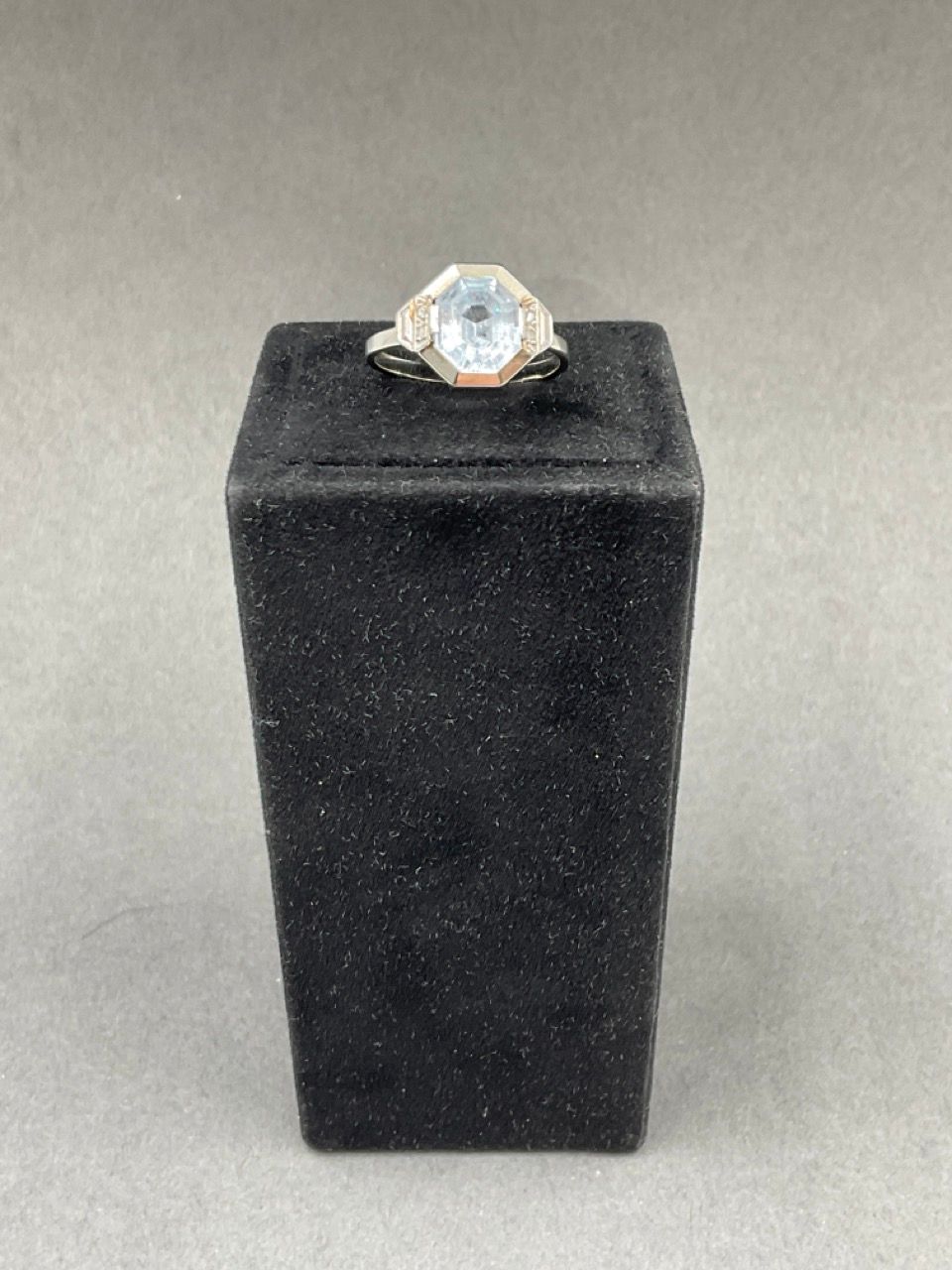Null 18K白金750/°铂金850/°戒指，镶嵌八角形合成蓝色尖晶石（小事故），玫瑰式切割钻石，狗头和鹰头标志，TDD：53，毛重：2.48克