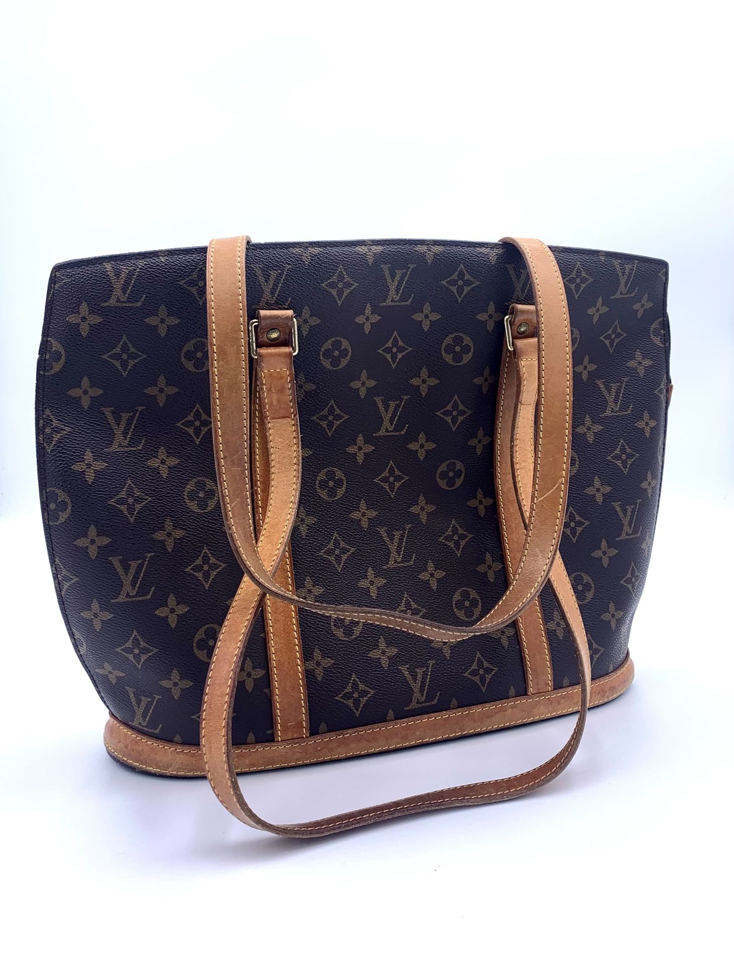 Null Louis VUITTON, pre-loved bag in monogrammed canvas. Details in gilded brass&hellip;