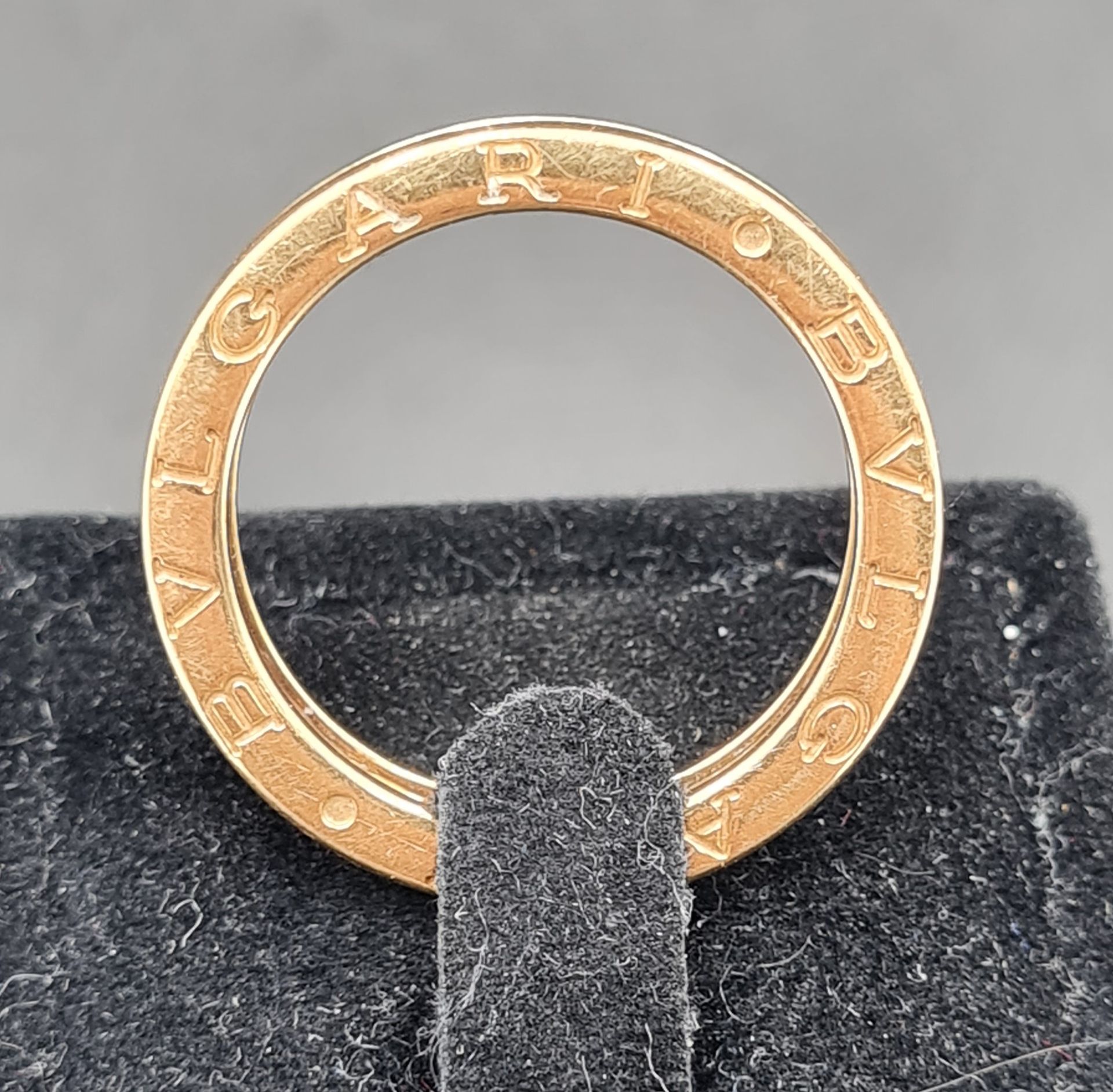 Null BULGARI，ZERO1系列，18K黄金戒指，750/°°，边缘有签名，内侧刻有首字母和日期。TDD 62 , 重量 : 7,43 g