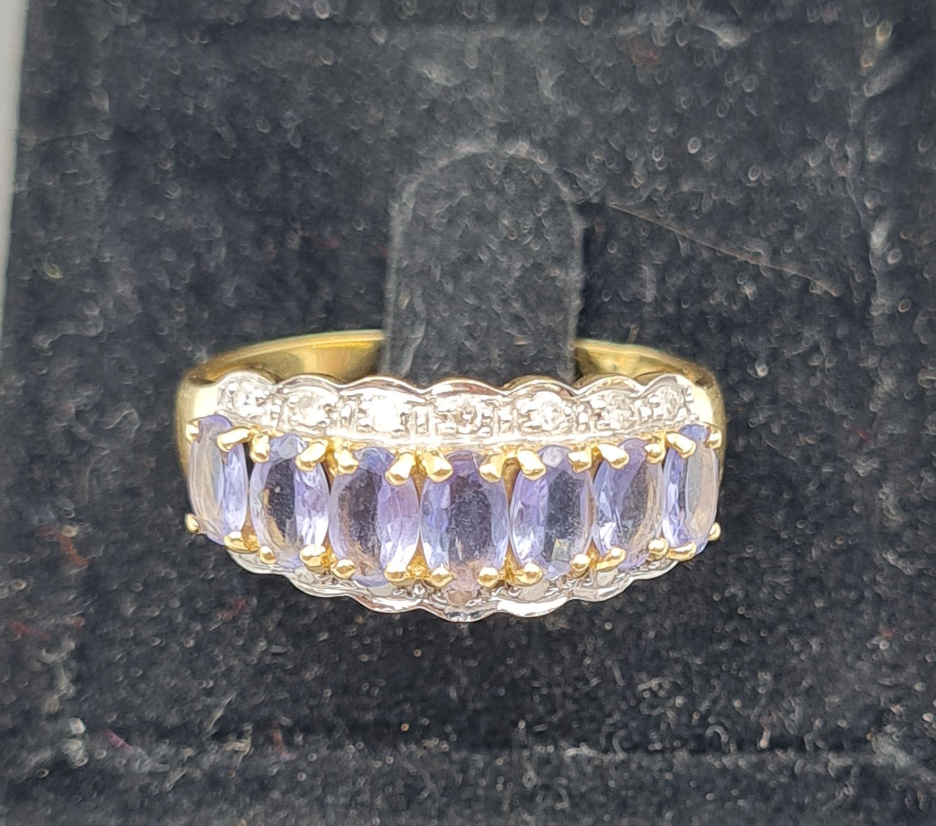 Null 18K黄金吊袜带戒指上镶嵌着一排椭圆形的紫罗兰宝石，周围有两排8x8的钻石。鹰头标志, TDD: 58, 毛重: 3.65 g