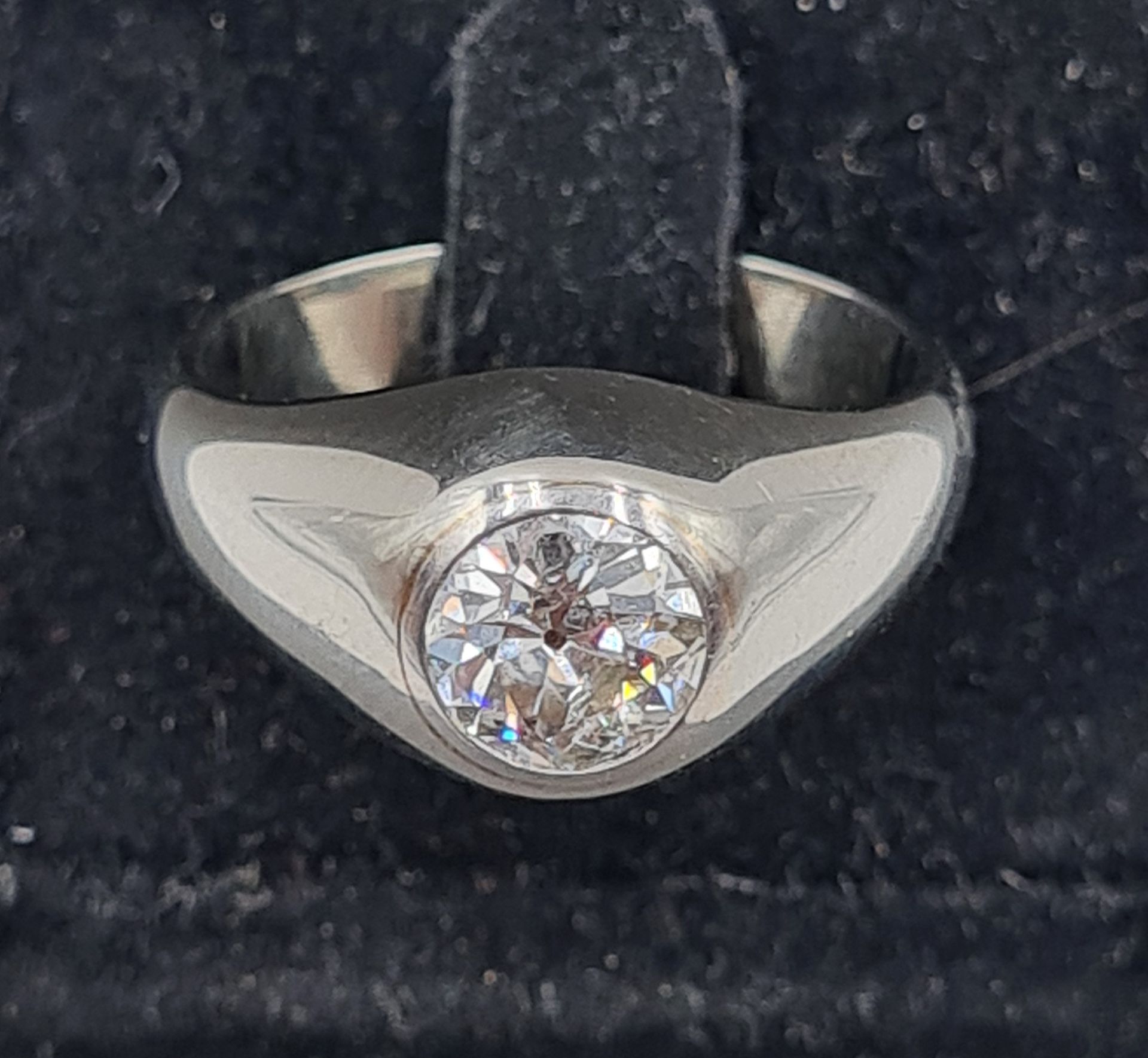Null 18K白金750/°°和铂金850/°°戒指，镶嵌一颗老式切割钻石，重约1.15克拉（有坑洼的石头），狗头纹，TDD 58，毛重：10.47g