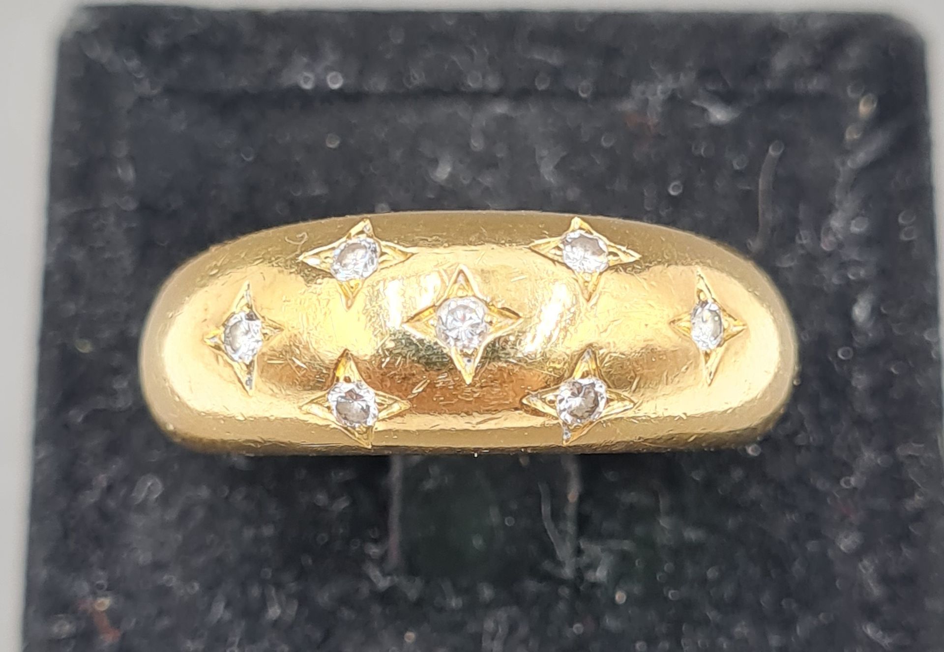 Null BAGUE jonc bombé en or jaune 18K 750/°° lisse ornée de 7 diamants taille br&hellip;