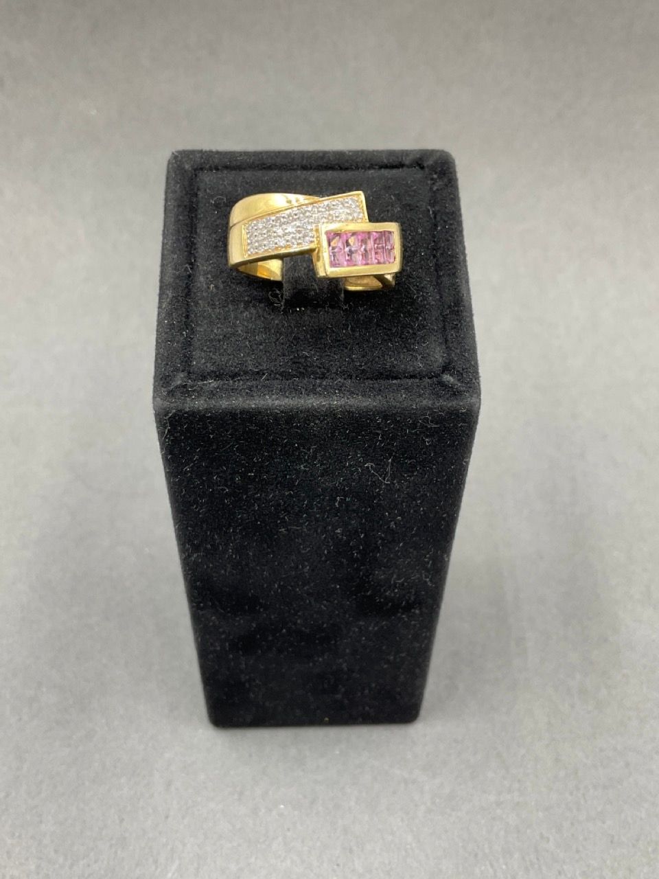 Null 18K黄金750/°°交叉戒指，镶嵌明亮式切割钻石和校准的合成粉色蓝宝石，鹰头标志，TDD：54，毛重：4.81克