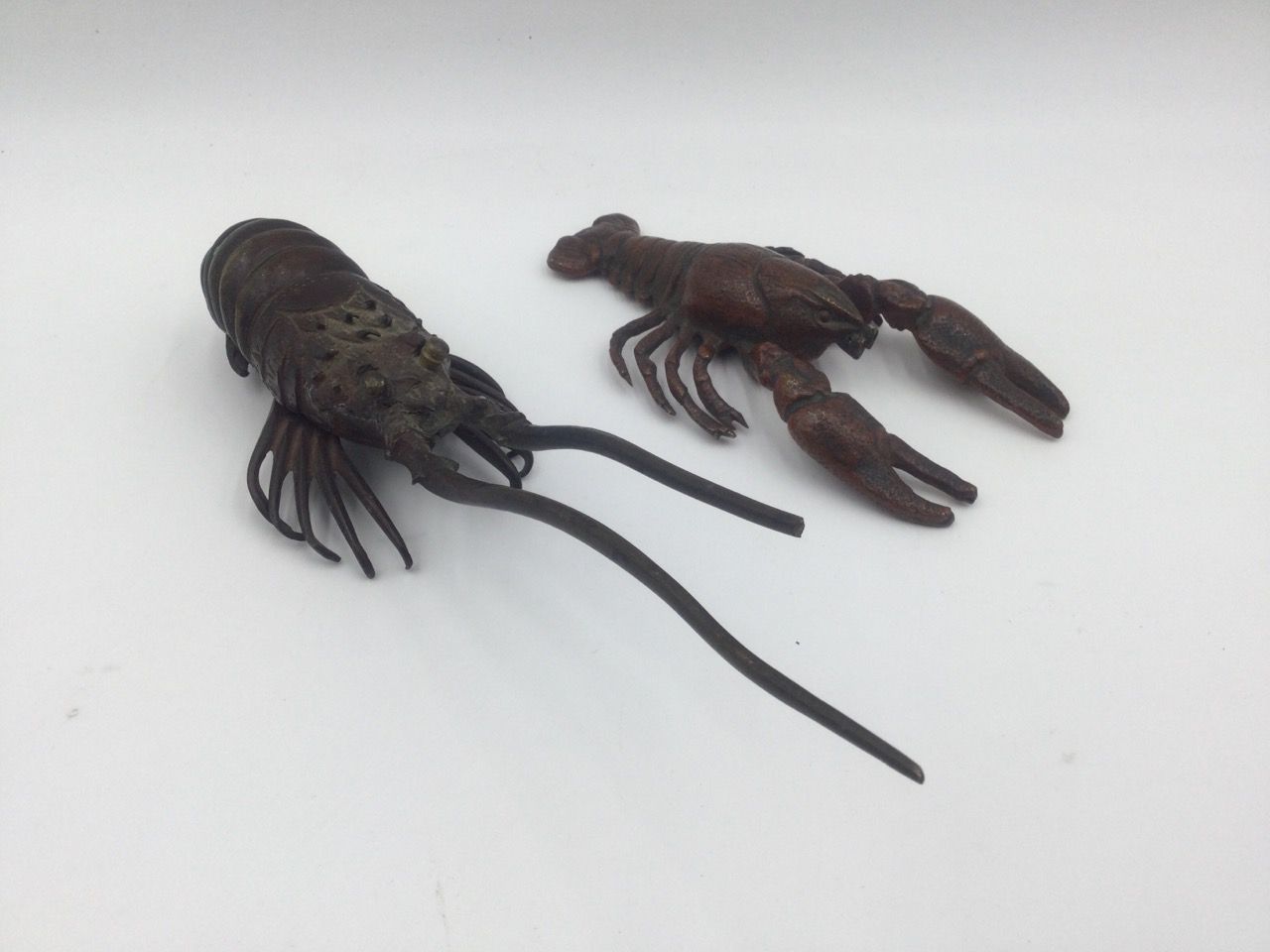 Null 一套2个青铜主题，代表一只龙虾和一只龙虾，20世纪的作品，长23和15厘米（龙虾上有一根断裂的天线）