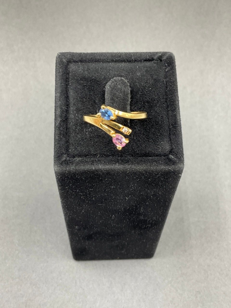 Null 戒指，18K黄金750/°°，镶嵌一颗粉色和一颗蓝色椭圆形蓝宝石和一颗小型明亮式切割钻石，鹰头标志，TDD：54，毛重：2.48g