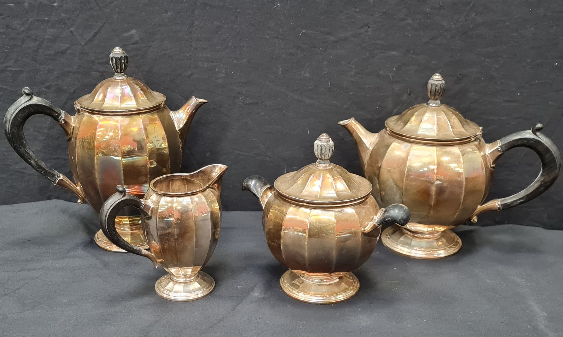 Null CHRISTOFLE，4件镀银茶具和咖啡具，罗纹装饰，包括。一个茶壶（19.5厘米），一个咖啡壶（22厘米），一个糖碗和一个牛奶壶。
