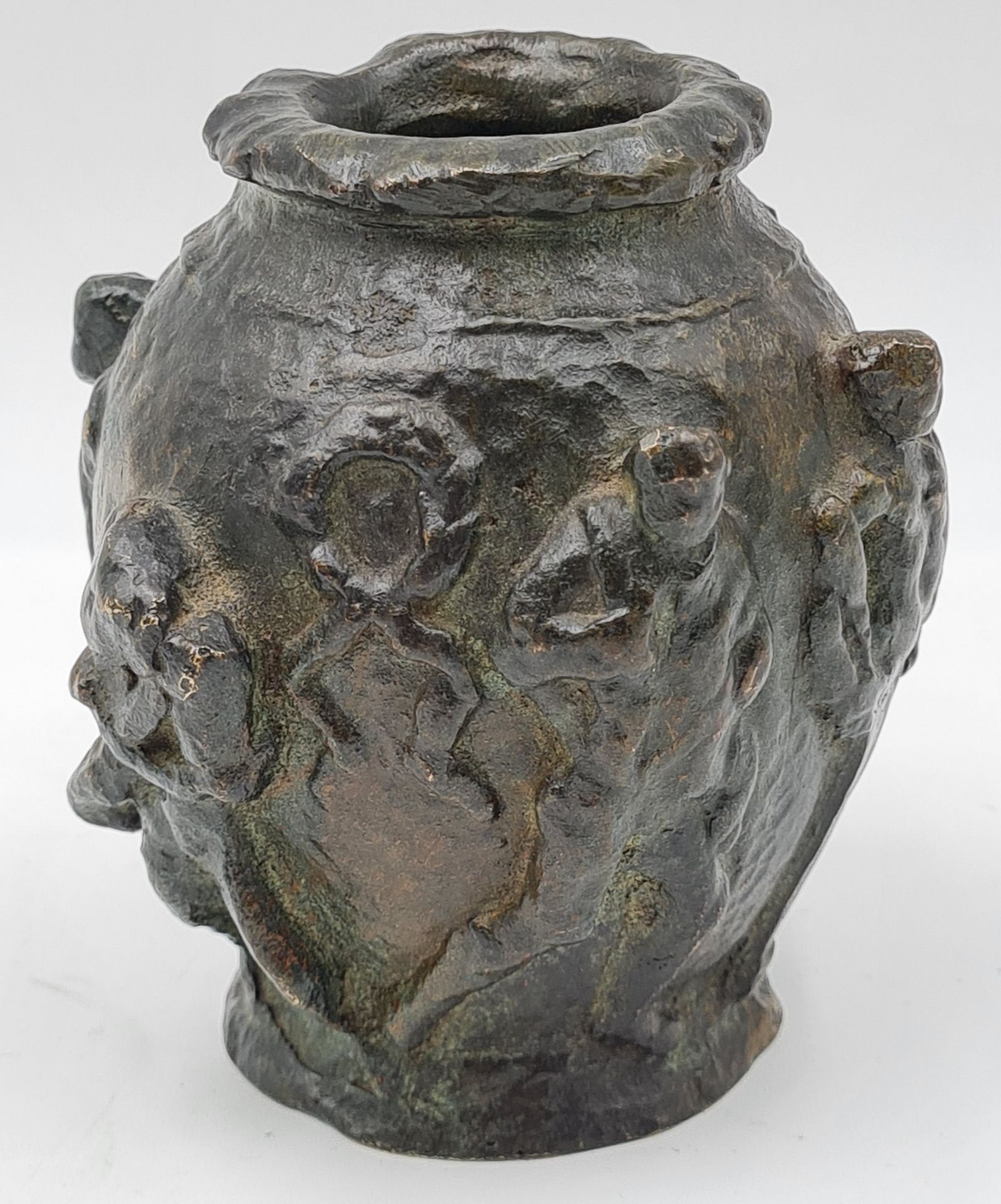 Null 一件具有棕色铜锈和古董风格的小铜瓶，高浮雕装饰着一个由人物组成的战争场景，下面有一个印记和 "法国 "和 "青铜 "字样，19世纪，高10厘米。
