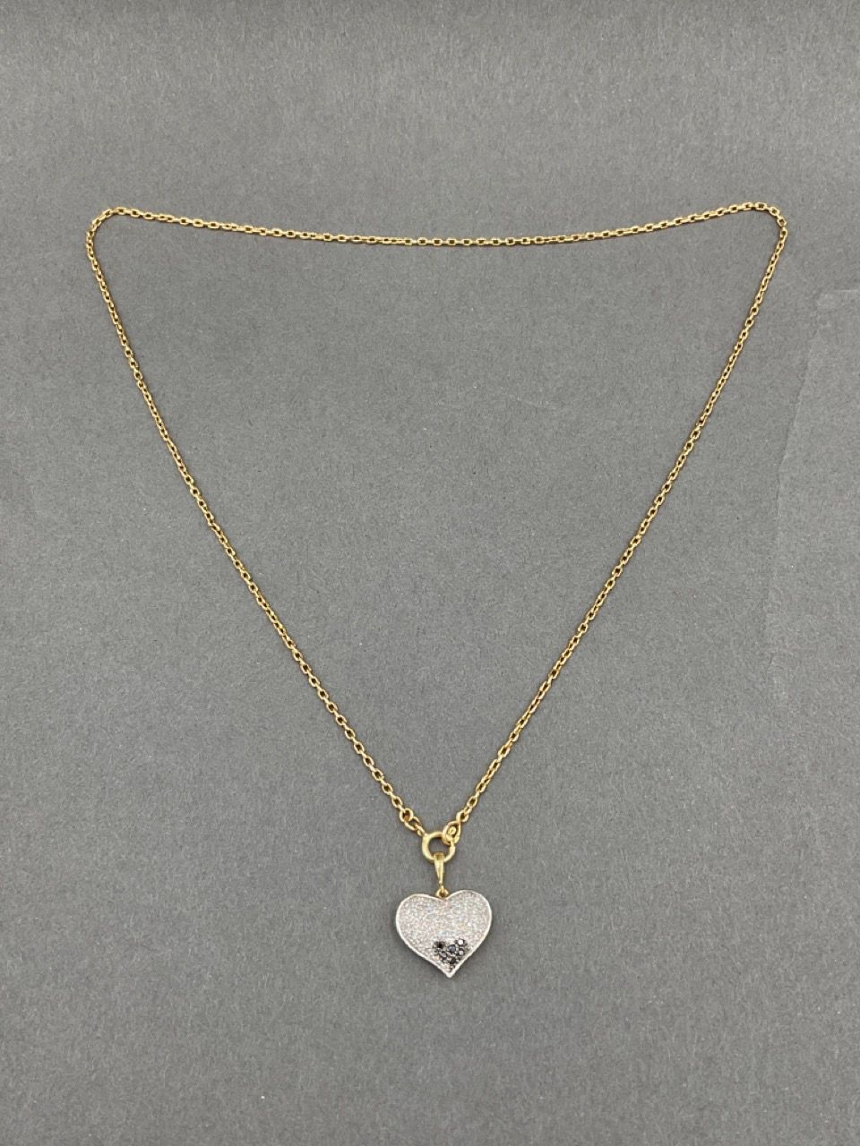 Null 18K黄金项链，心形吊坠，镶嵌黑色和白色明亮式切割钻石。毛重：7.86克（以检查为准）