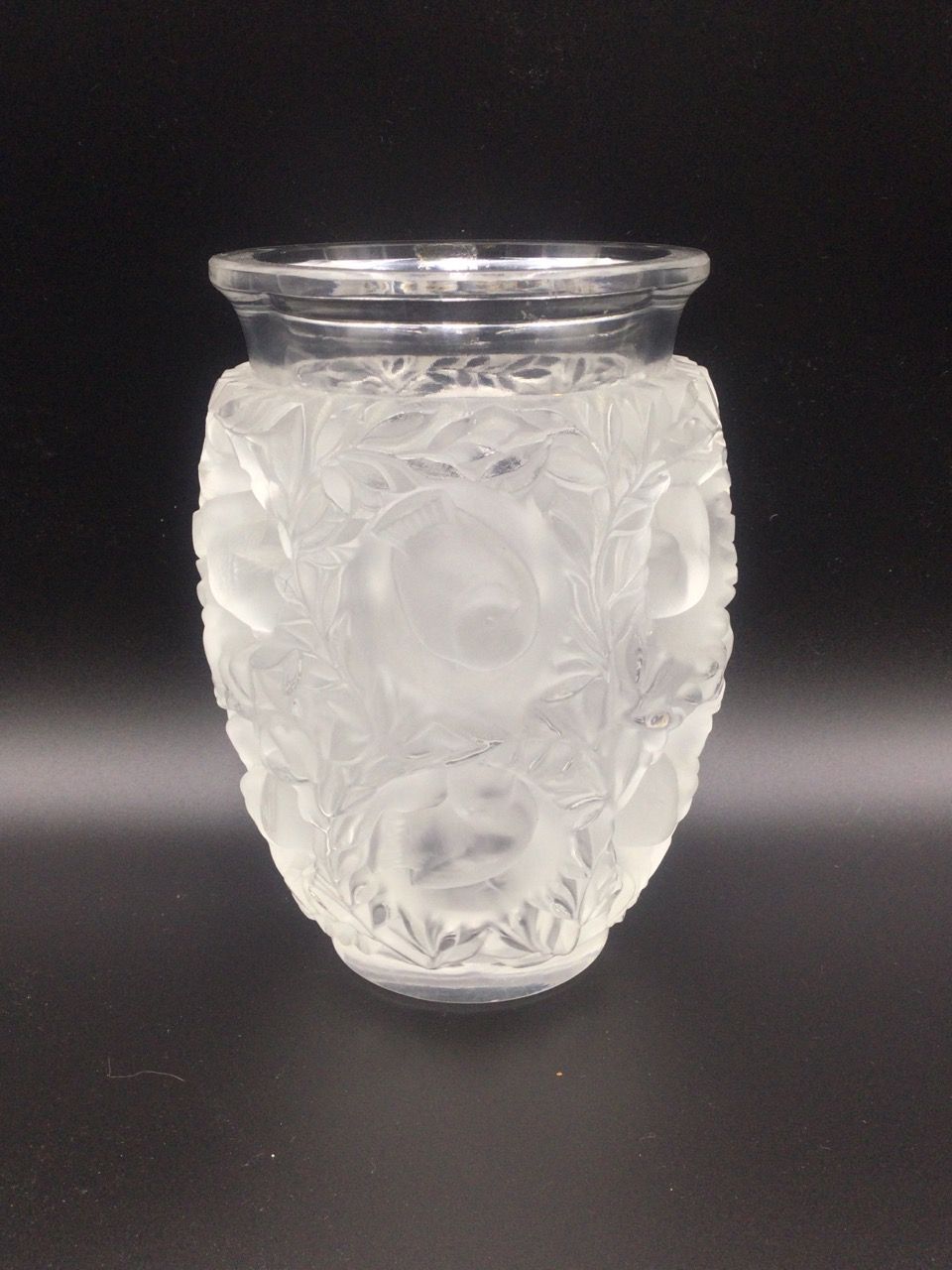 Null 法国LALIQUE公司，模制水晶花瓶，"Bagatelle "模型，有叶子和山雀的装饰，底部有签名，高17厘米。