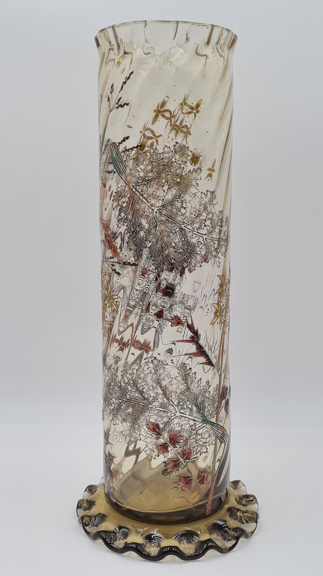 Null 爱弥尔-加勒（1846-1904），烟熏玻璃卷轴形花瓶，有弧形的颈部和底座，瓶身有扭曲的图案和精细的野草珐琅装饰，下面有爱弥尔-加勒的签名，大约190&hellip;