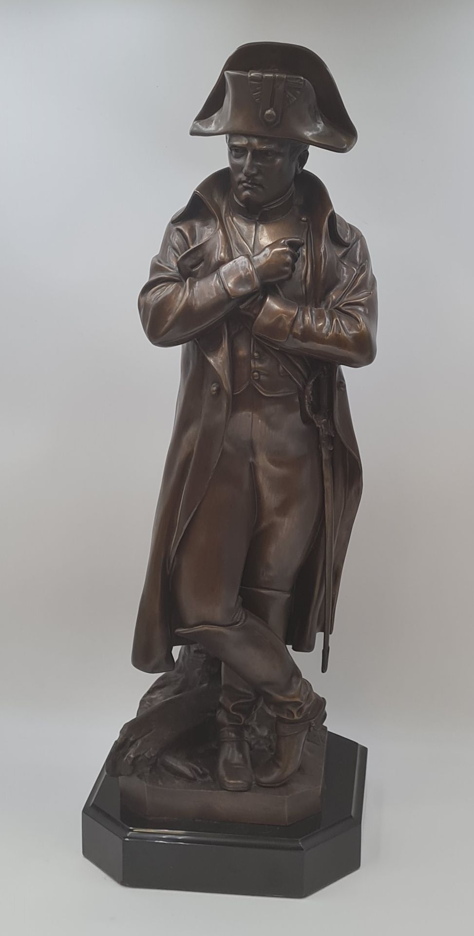 Null 归功于Turillo SINDONI (1868-1941)，青铜雕塑，有奖章斑纹，显示拿破仑一世站立，靠在黑色大理石底座上，露台上有签名，高（不包括&hellip;