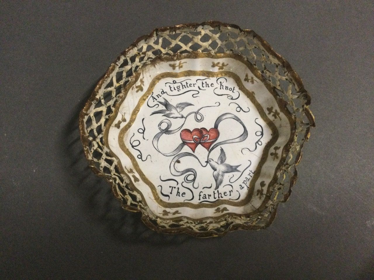 Null 绘有鸽子和心形图案的金属口袋，上面刻有 "结得越紧，离得越远 "的字样，大约在1780年英国维多利亚时期的作品（小事故）。