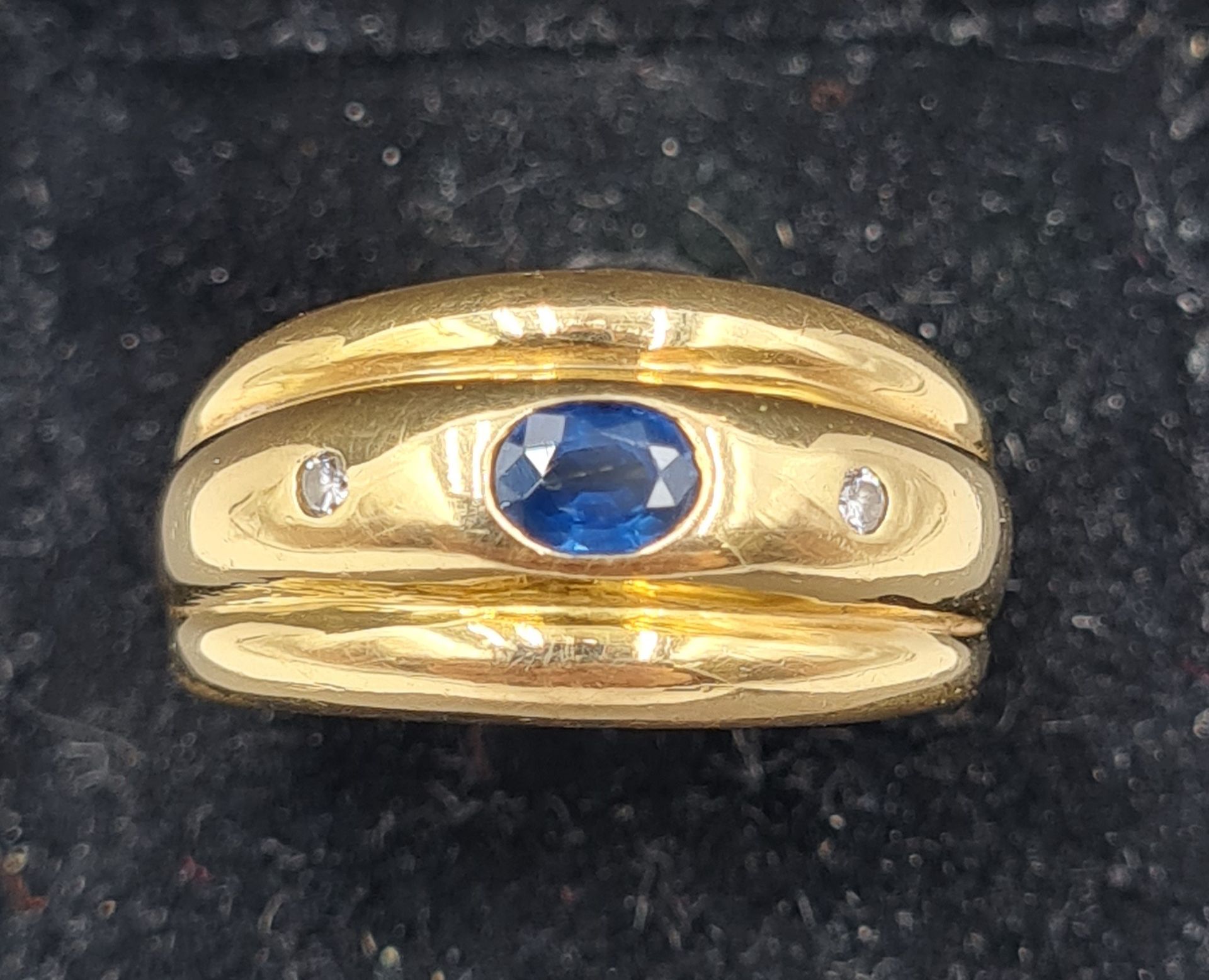 Null 18K黄金戒指，750/°°，镶嵌一颗小的椭圆形蓝宝石，周围有2颗小的明亮式切割钻石，鹰头标志，TDD 57，毛重：4.99克