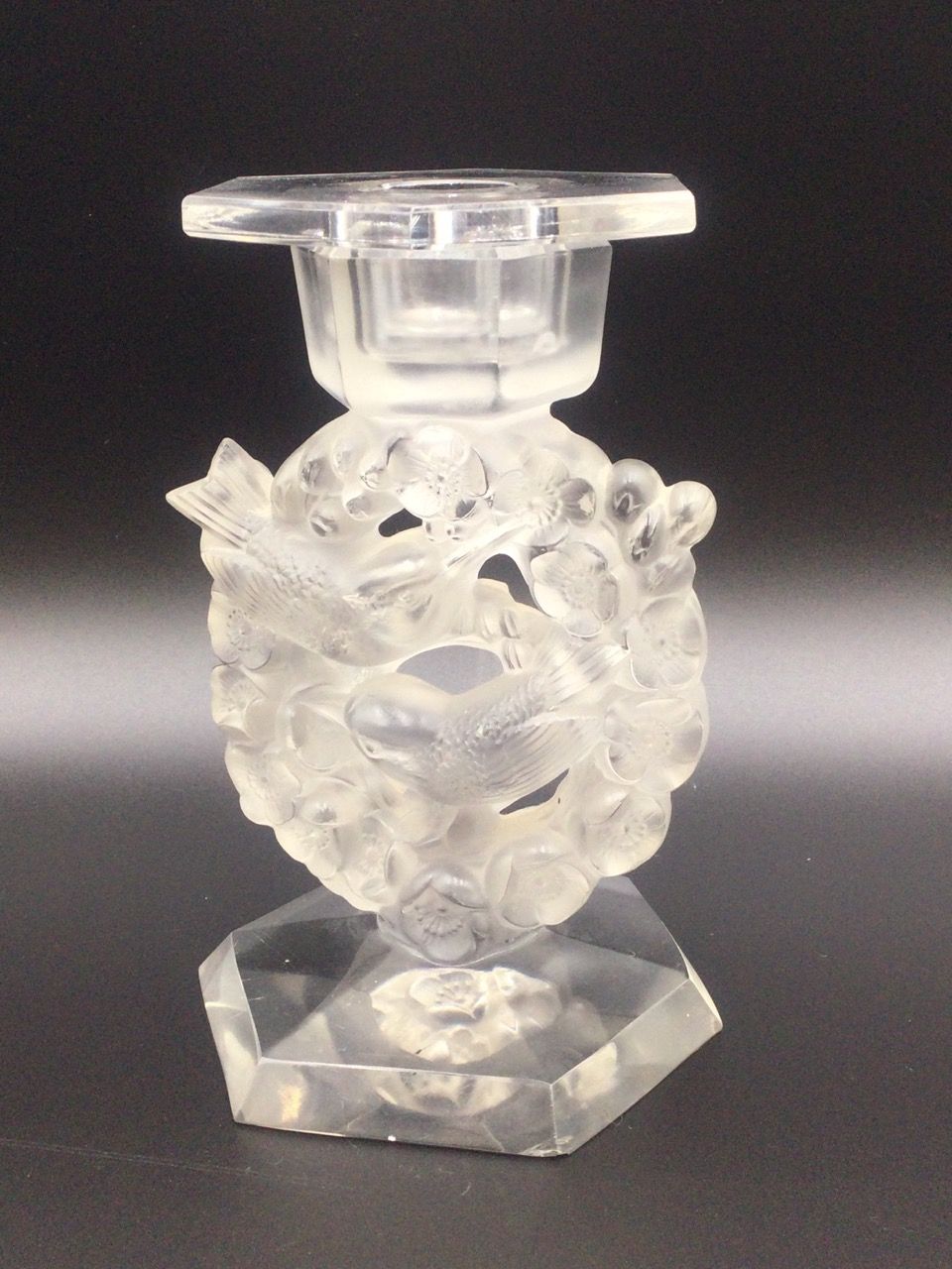 Null LALIQUE FRANCE, Bougeoir modèle "Mésanges" en verre moulé pressé à décor d'&hellip;