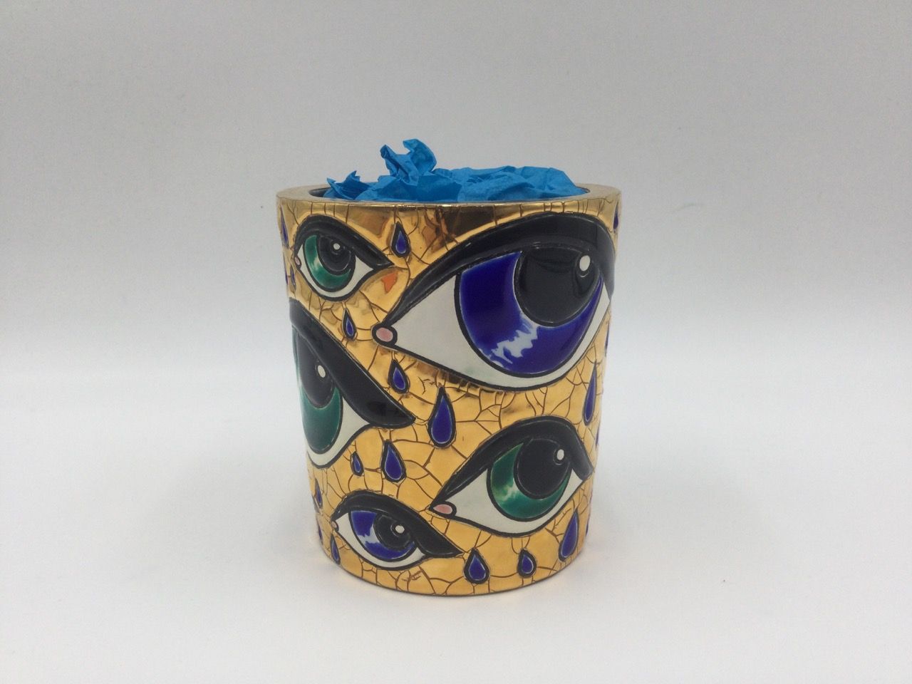 Null 龙威和塞勒斯特-莫加多。

蜡烛罐 "Sparkling Mirettes"，采用多色珐琅彩陶瓷，通过镀金的方式加强，有眼睛的装饰，还有蜡烛。制造印章&hellip;