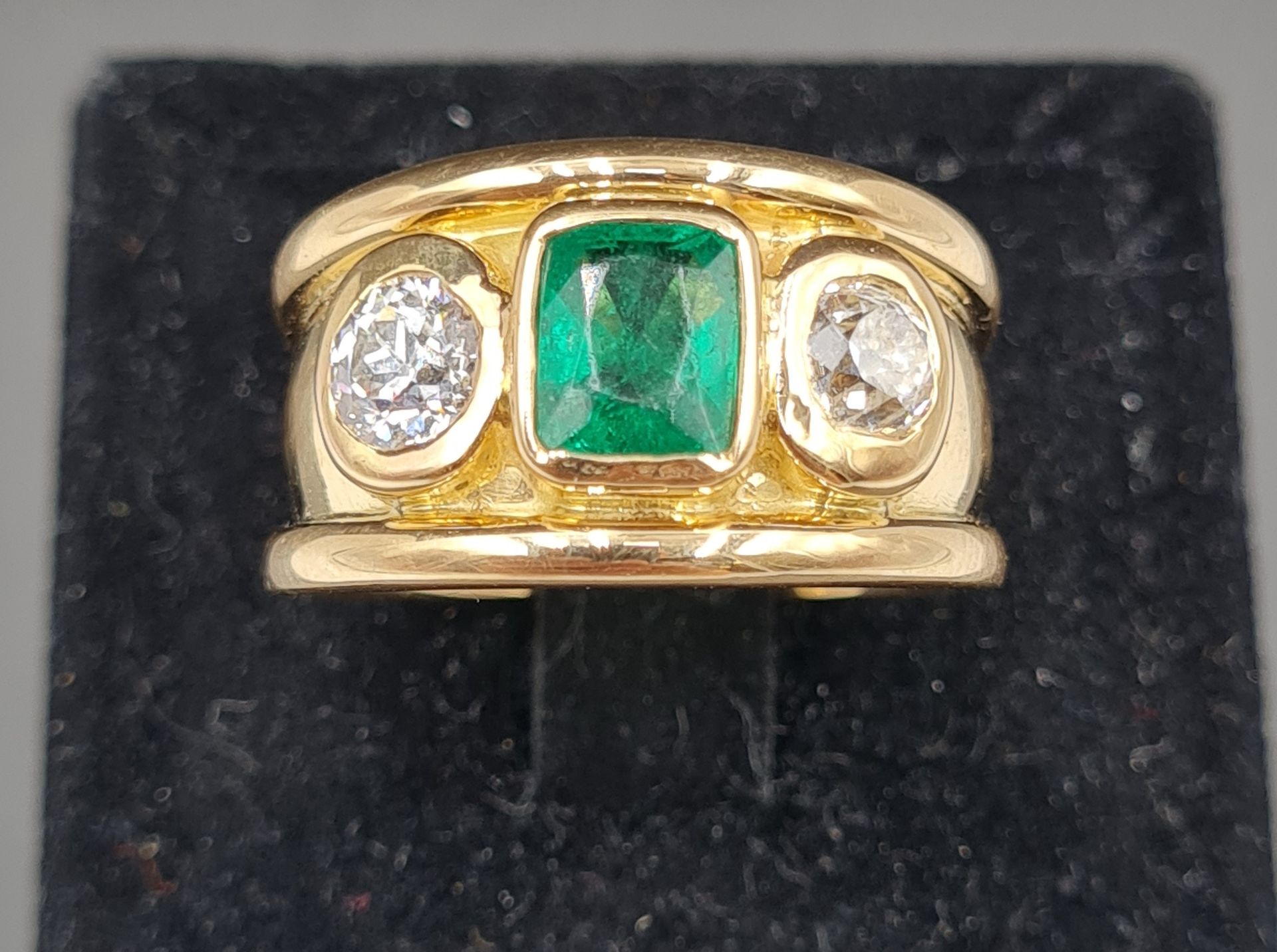 Null Yellow gold ring 18K 750/°° set with a rectangular emerald (worn) surrounde&hellip;